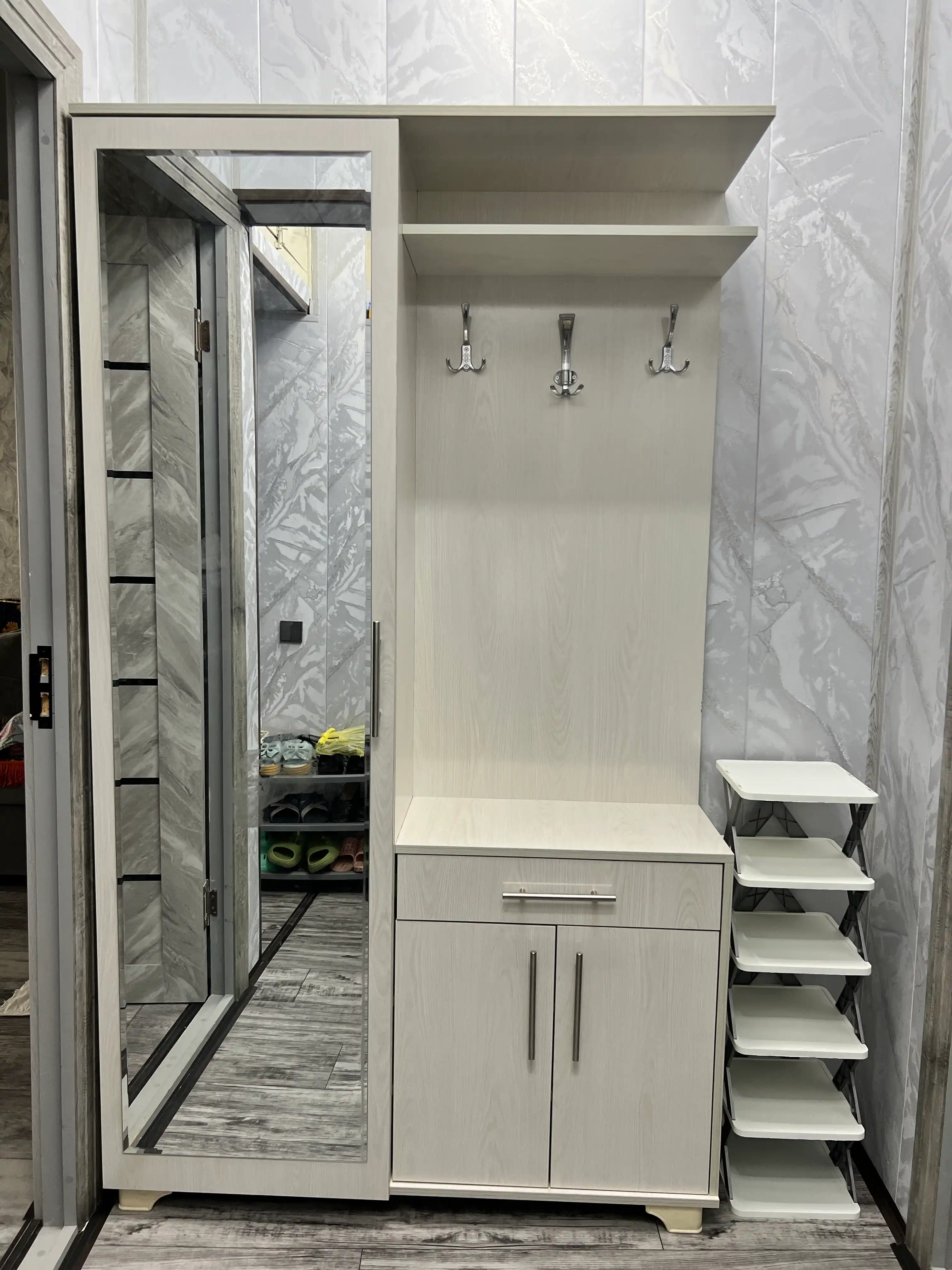 Современный и удобный коридорный шкаф - зеркальная модель