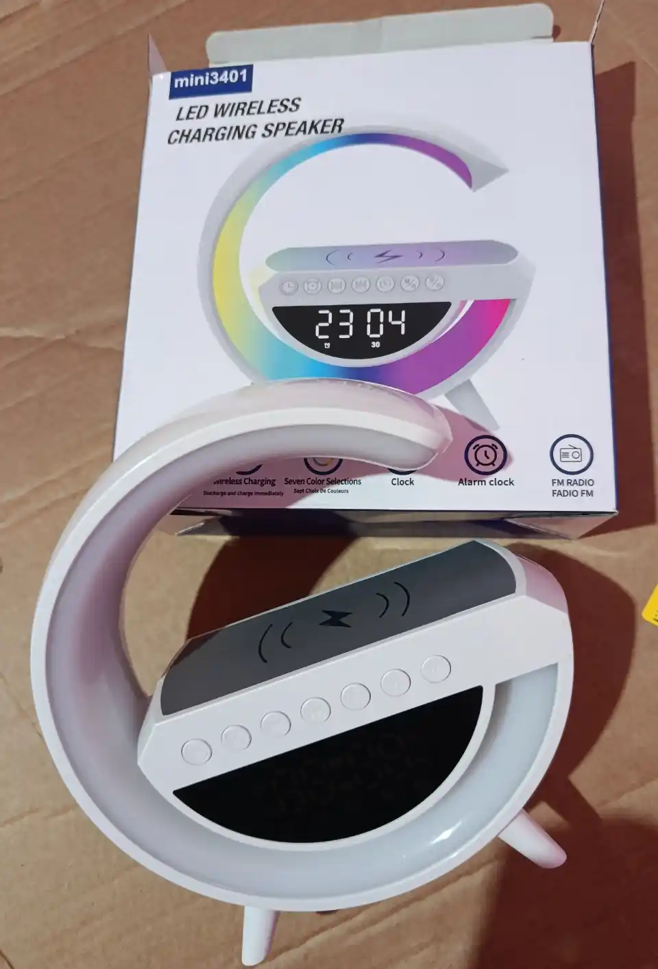 Karnay va simsiz zaryadlovchiga ega, aqlli RGB chiroq