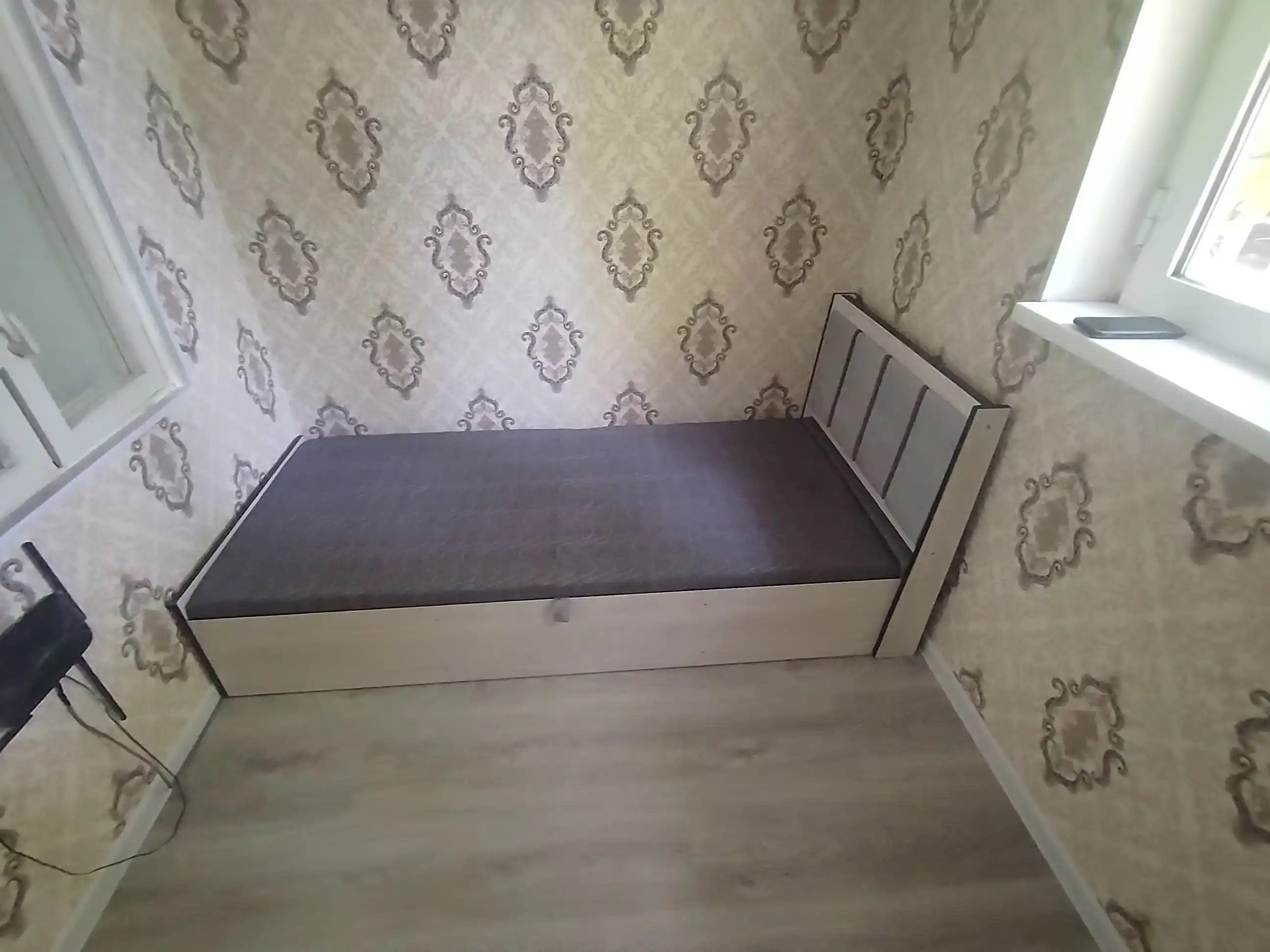 Bir kishilik to'shak, tortmasi bilan Astana, yorqin eman