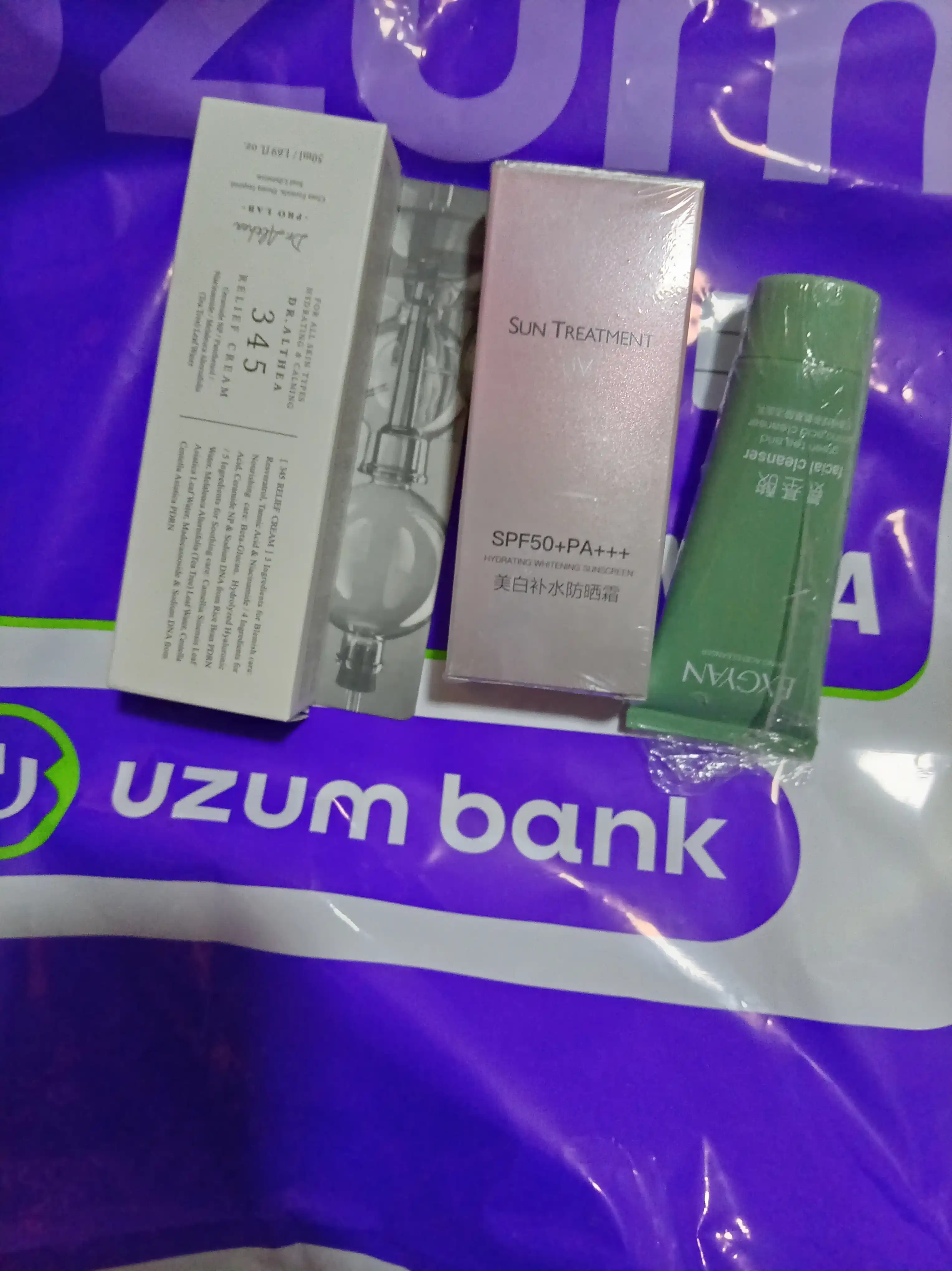 Quyoshdan himoya qiluvchi va namlantiruvchi yuz uchun krem UV SPF50+PA+++