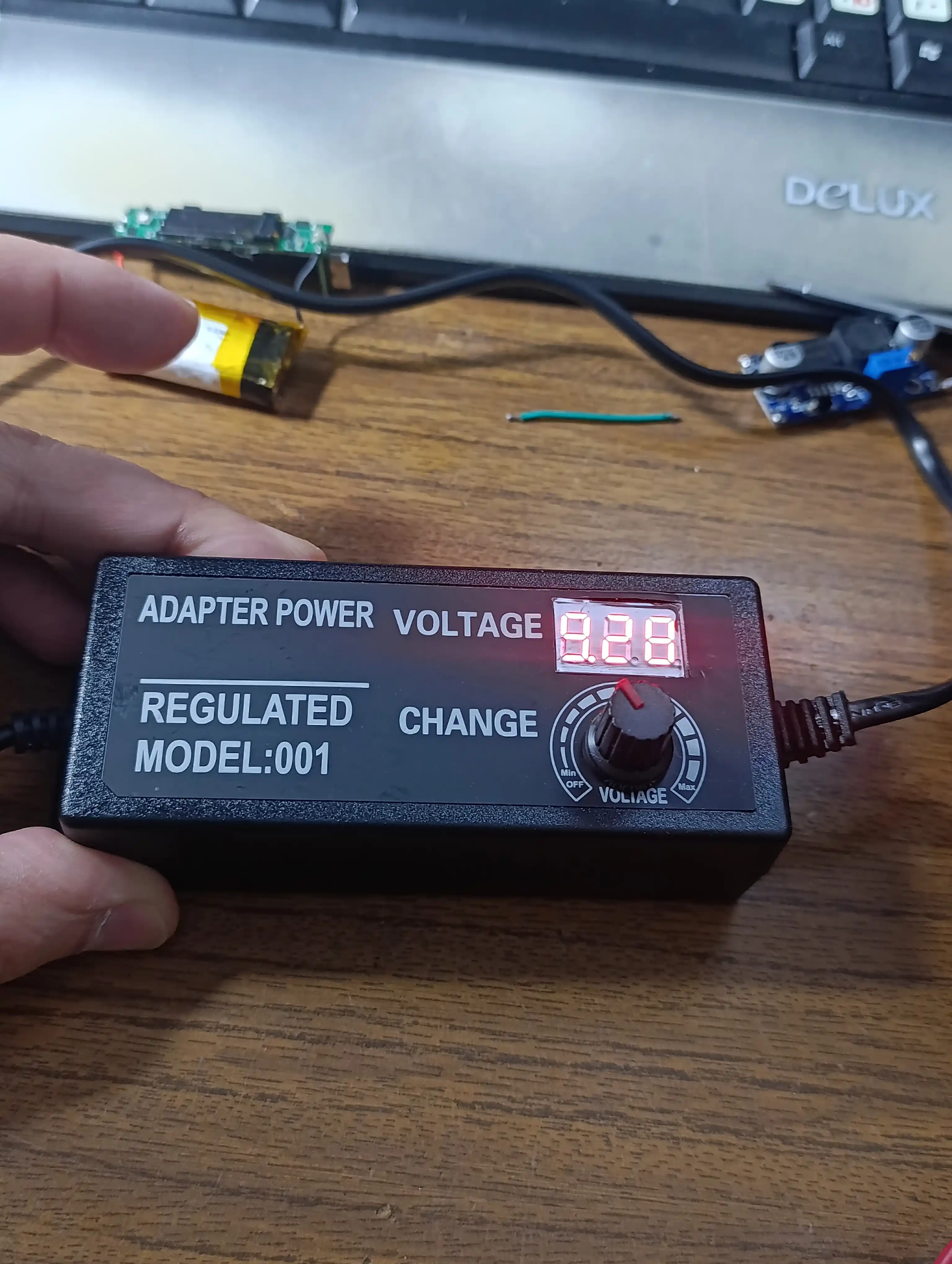 Universal sozlanadigan quvvat bloki 3–12V 5A raqamli displey bilan