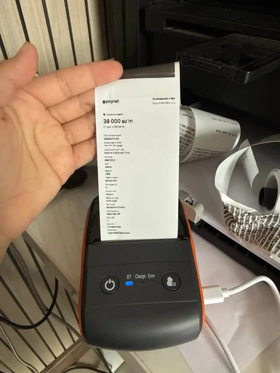 58 mm gacha bo‘lgan cheklar va 50 mm li yorliqlar uchun ikkita termoprinter, USB+Bluetooth