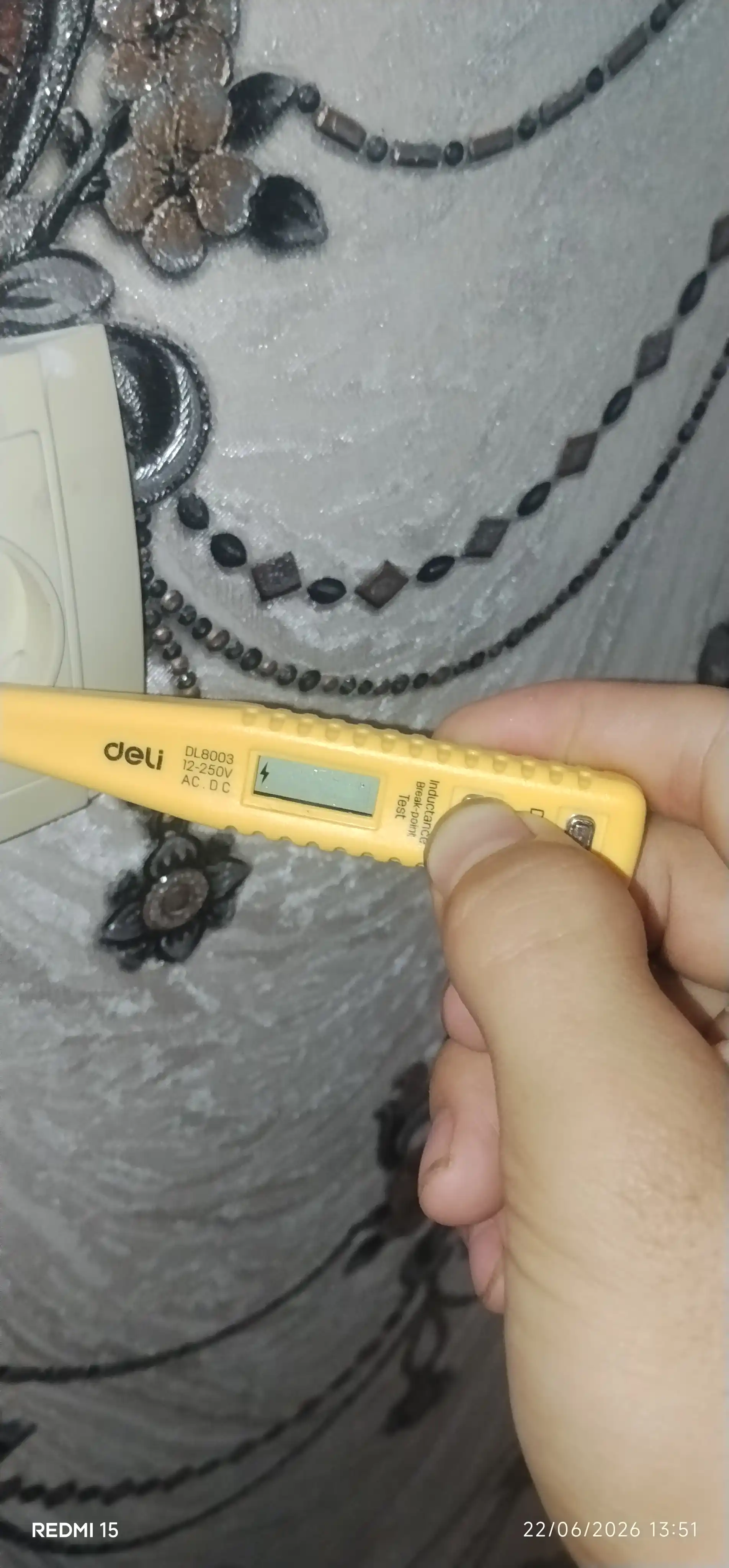 Вольтметр Deli EDL8003 12-220V AC/DC