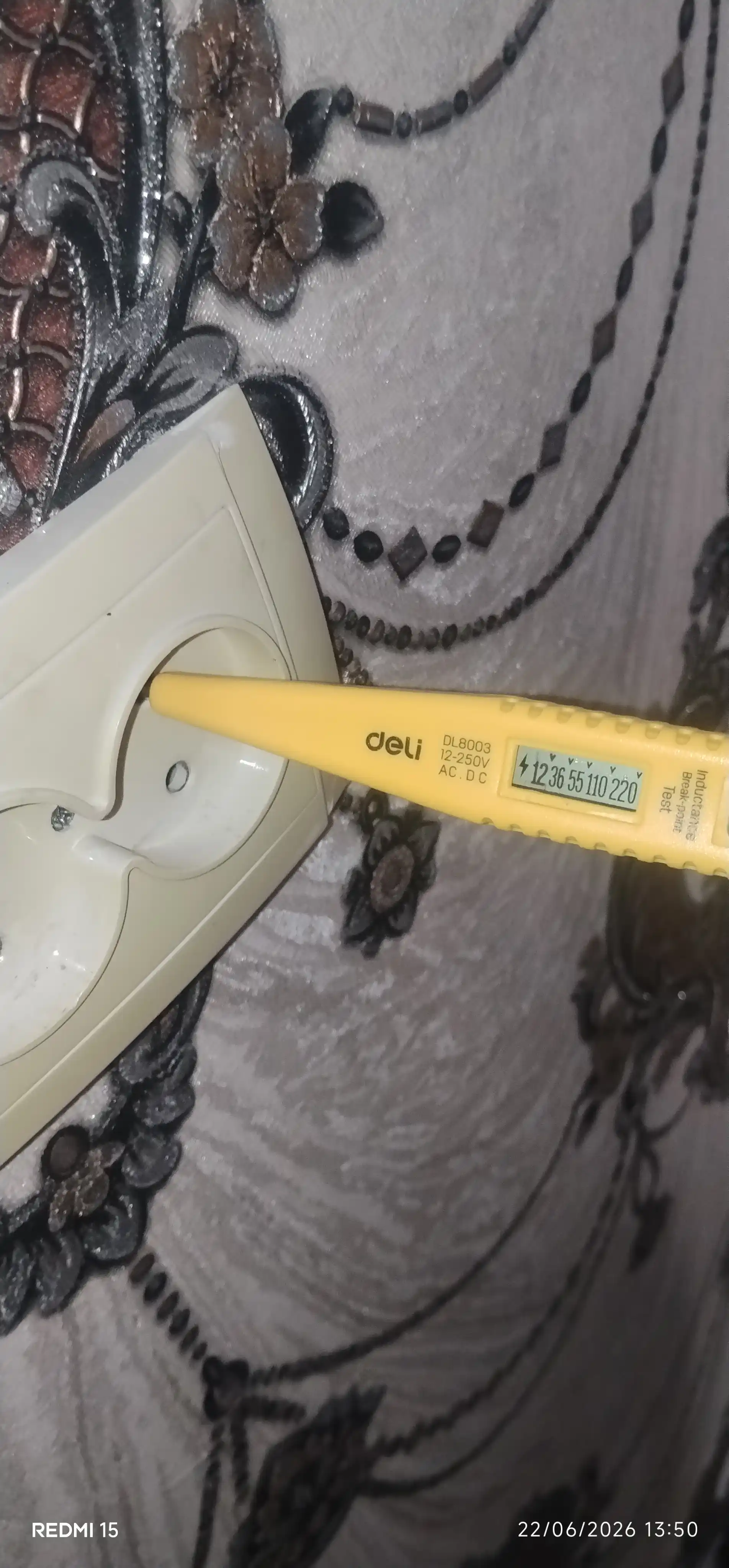 Вольтметр Deli EDL8003 12-220V AC/DC