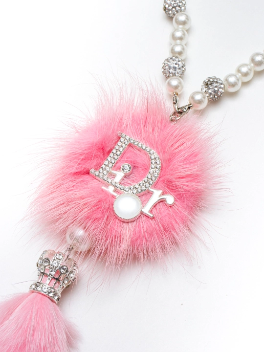 Подвесной декор в авто (fur charm), белый меховой брелок в салон, аксессуар