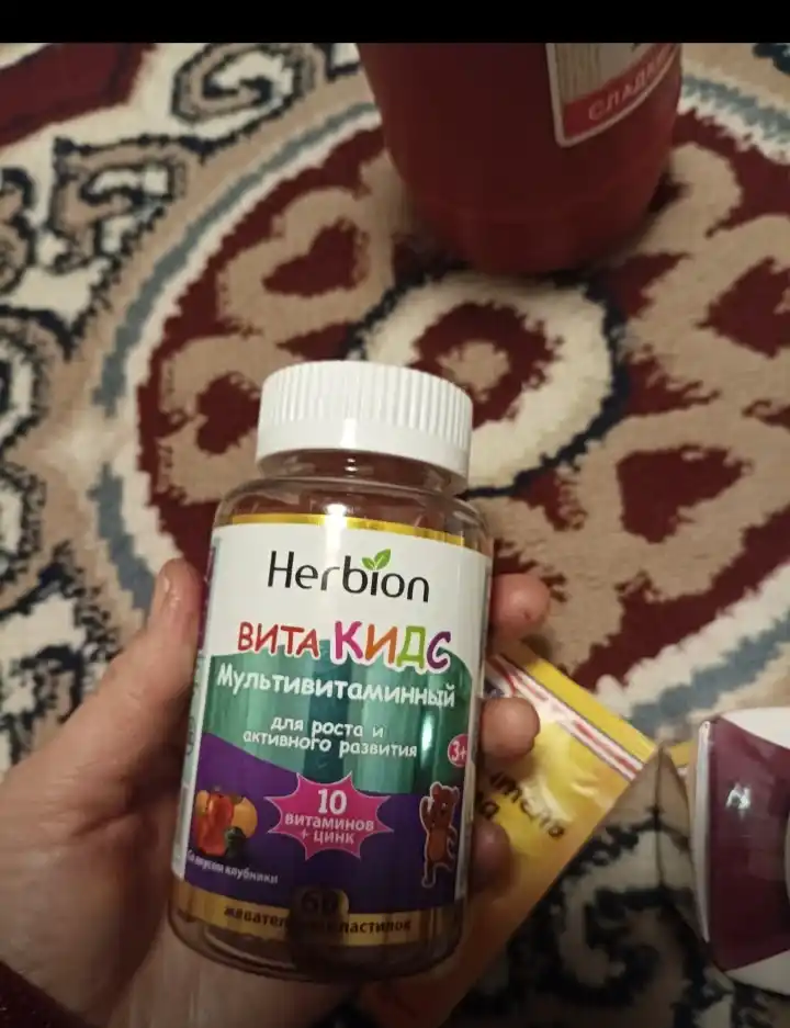 Farzandlar uchun Herbion VitaKids Multivitamin kompleks — qulupnay ta’mi bilan, 60 dona
