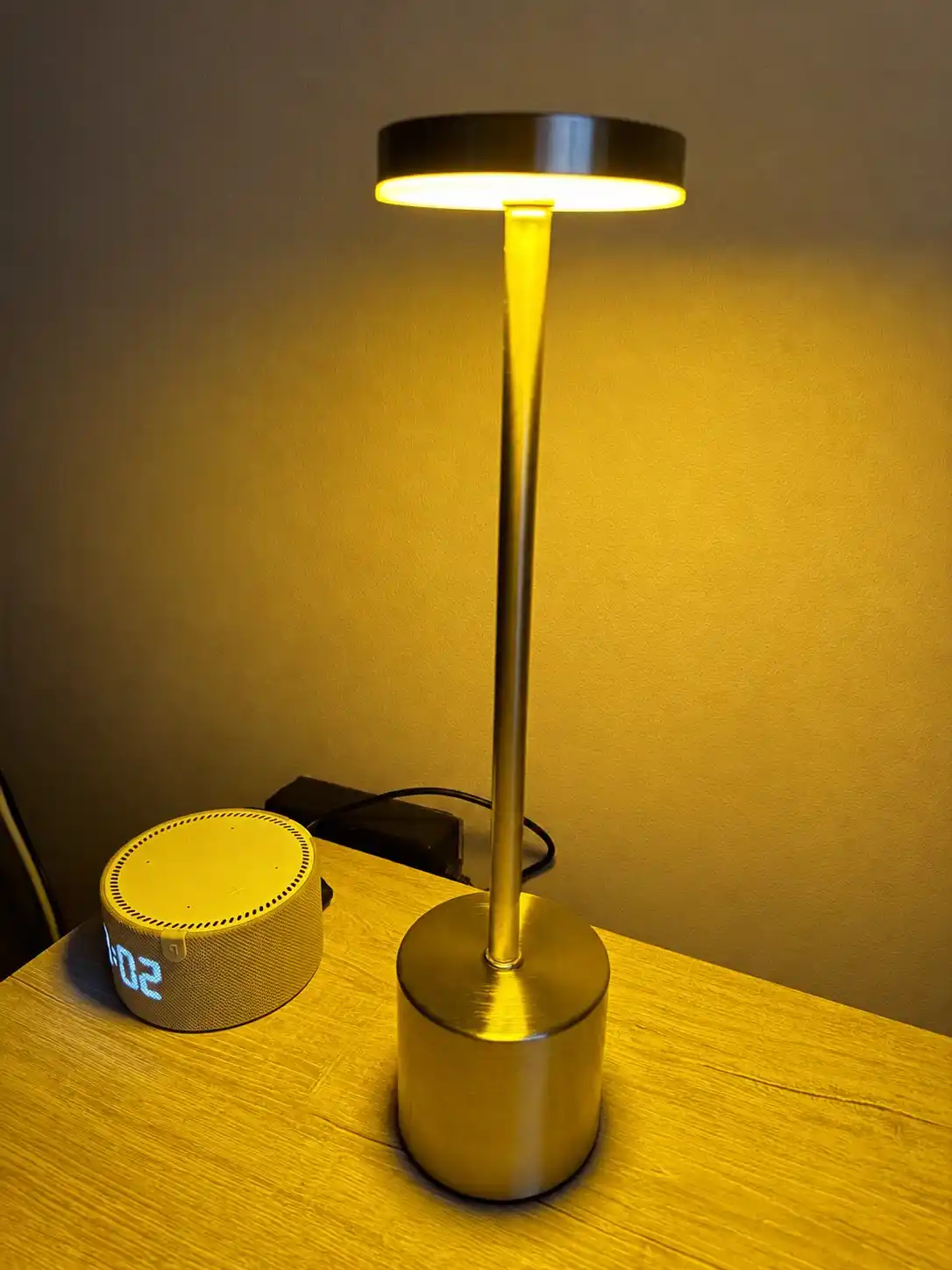 O‘qish uchun stolga o‘rnatiladigan svetodiod lampa