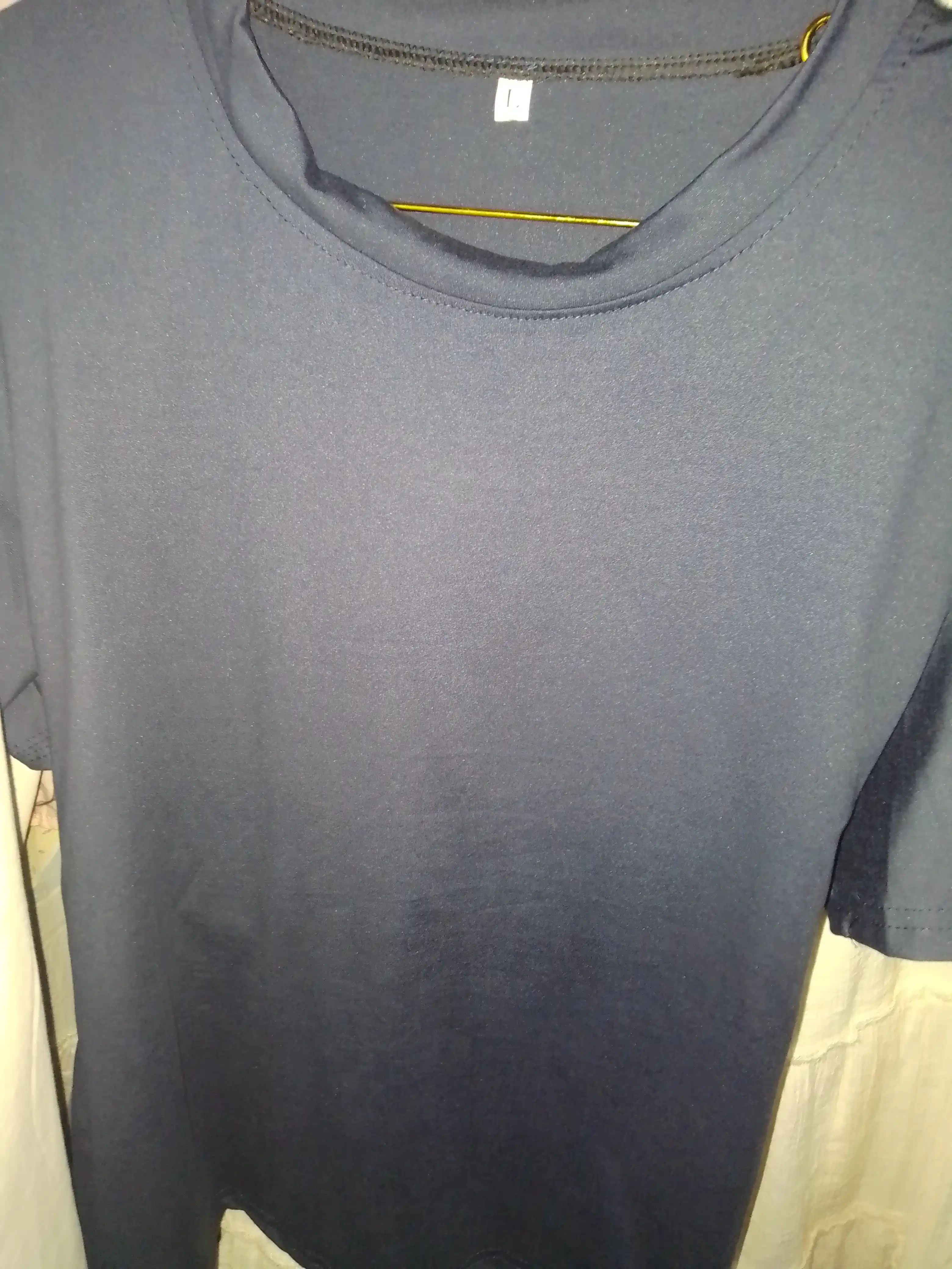 Ayollar uchun basic slim fit futbolka, dumaloq yoqali, qisqa yengli casual model