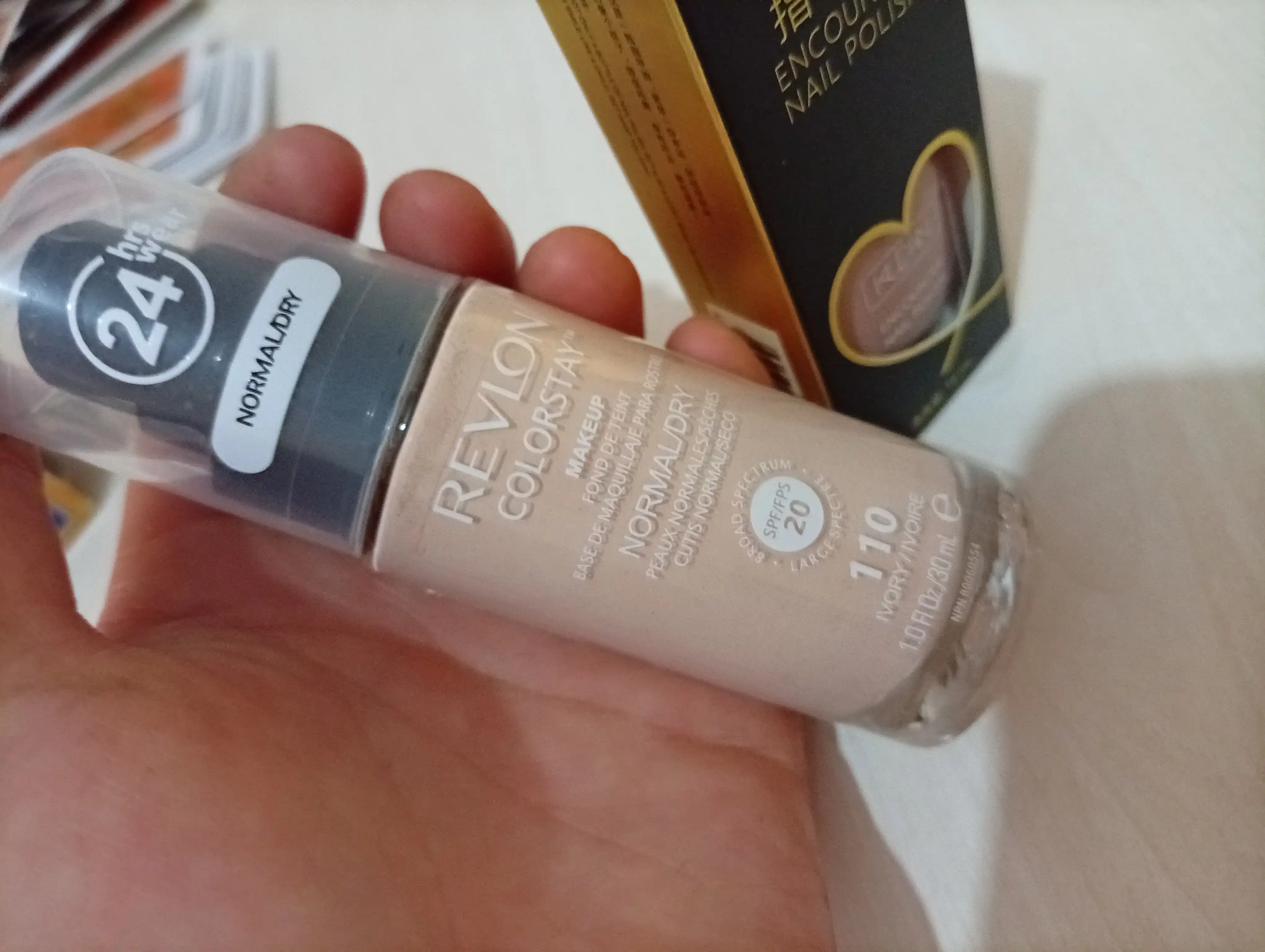 Normal va quruq teri uchun Revlon ColorStay 24h namlantiruvchi tonal kremi, 30 ml