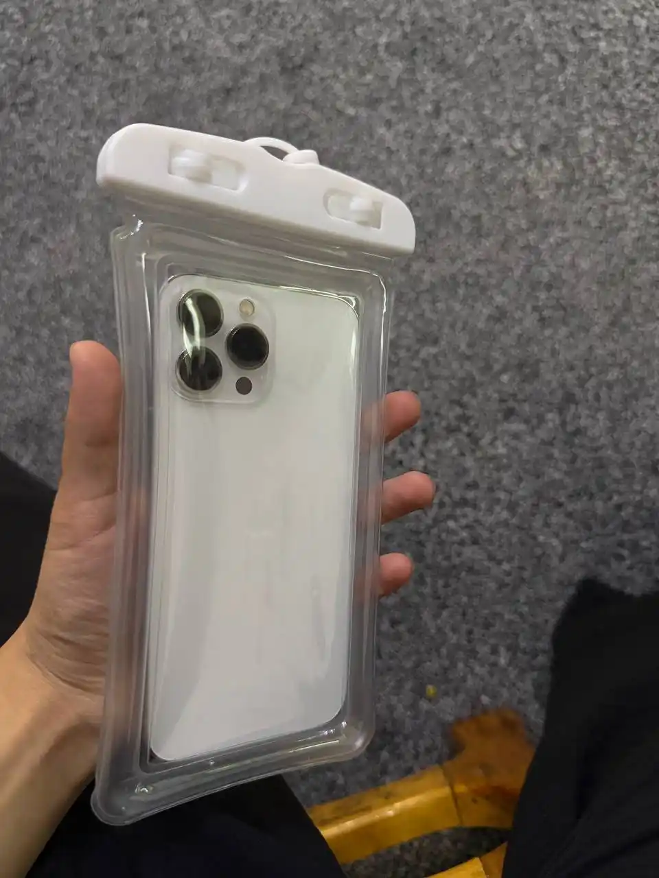 Suzishda suv o‘tkazmaydigan, germetik va universal telefon g‘ilofi