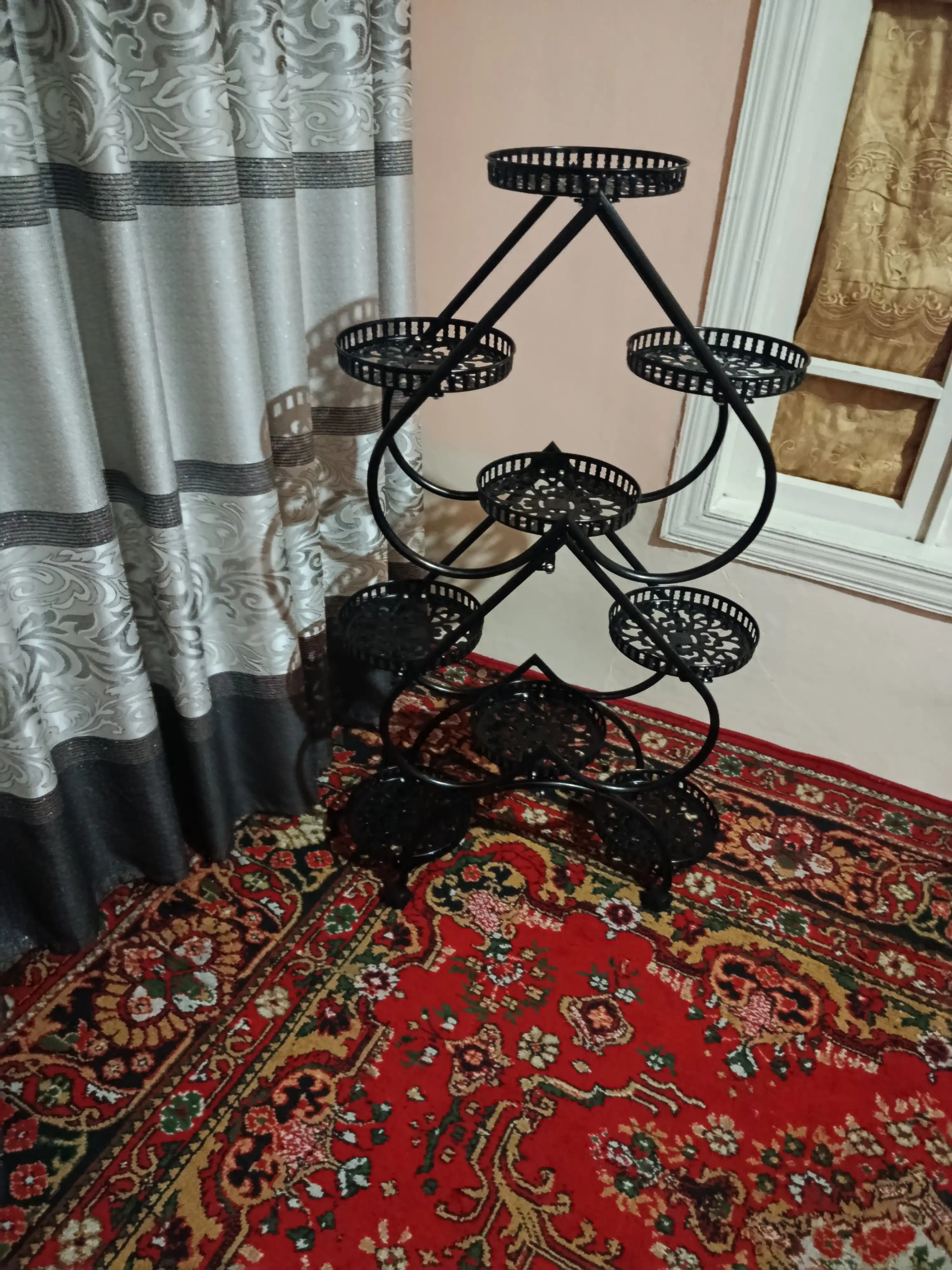 Gullar uchun taglik, polga qo‘yiladigan, metall, o‘lchamlariga e’tibor bering