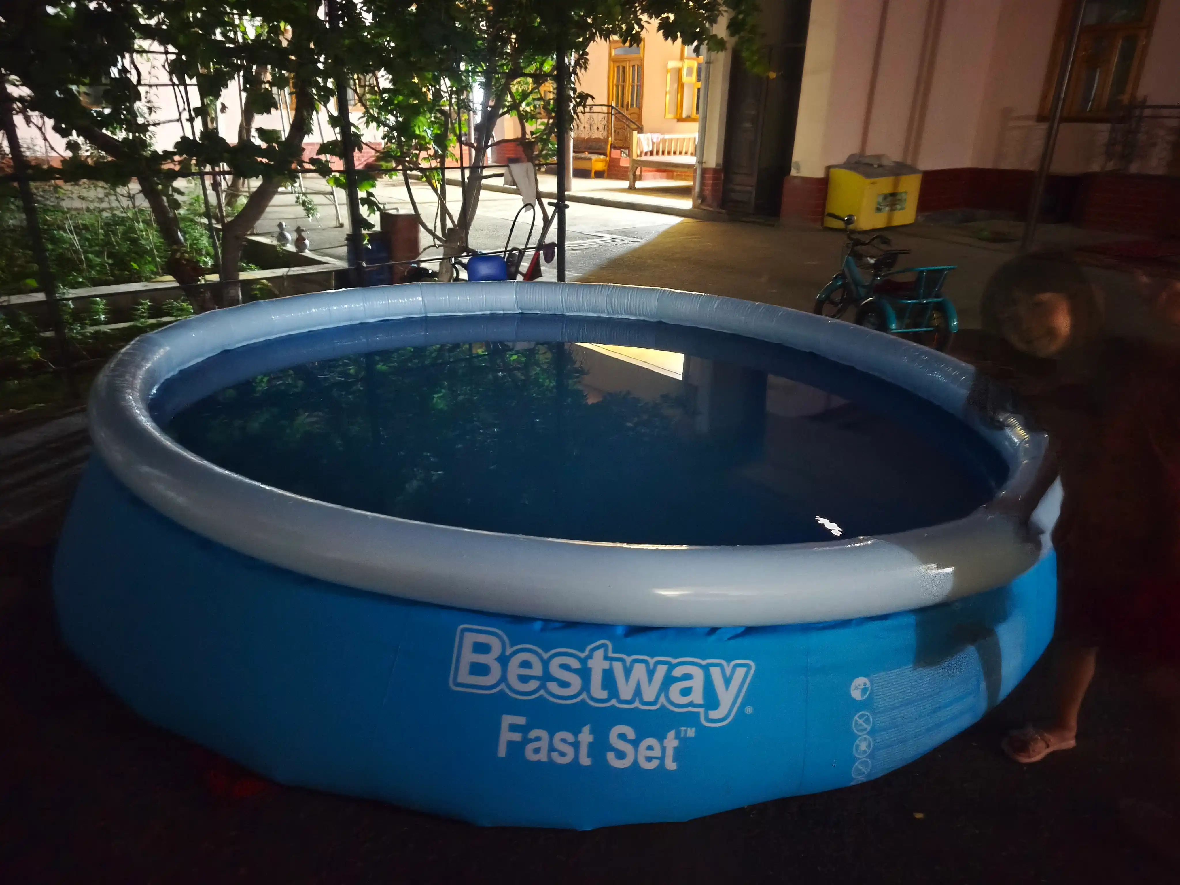 Bestway Fast Set puflanadigan basseyni, 940-5377 litr, bolalar va kattalar uchun, mustahkam PVXdan 