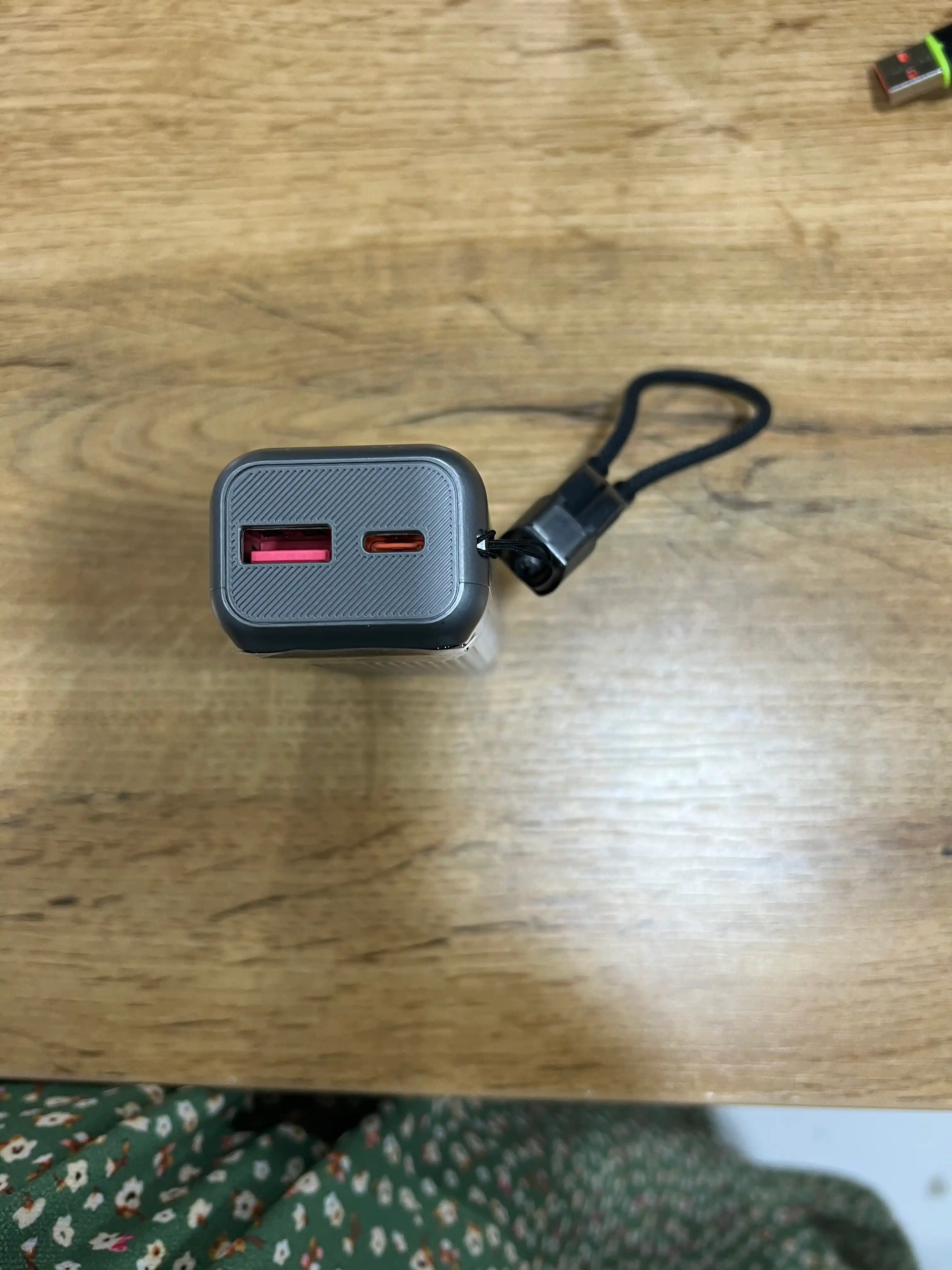 Повербанк 10 000 мА·ч, 22,5 Вт, быстрая зарядка, встроенные кабели Lightning и Type-C