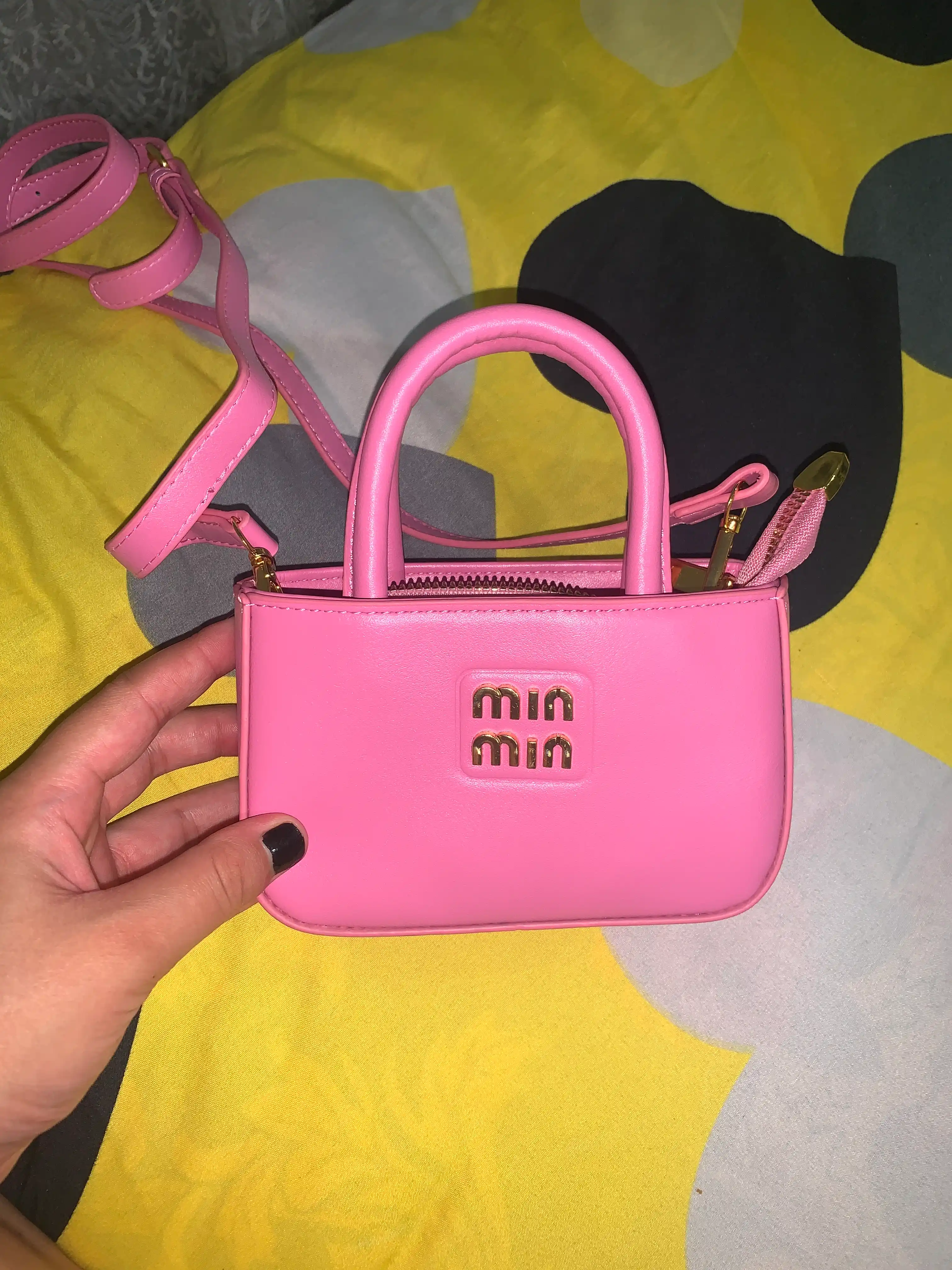 Ayollar uchun charm qo‘l sumkasi – mini format, zamonaviy dizayn
