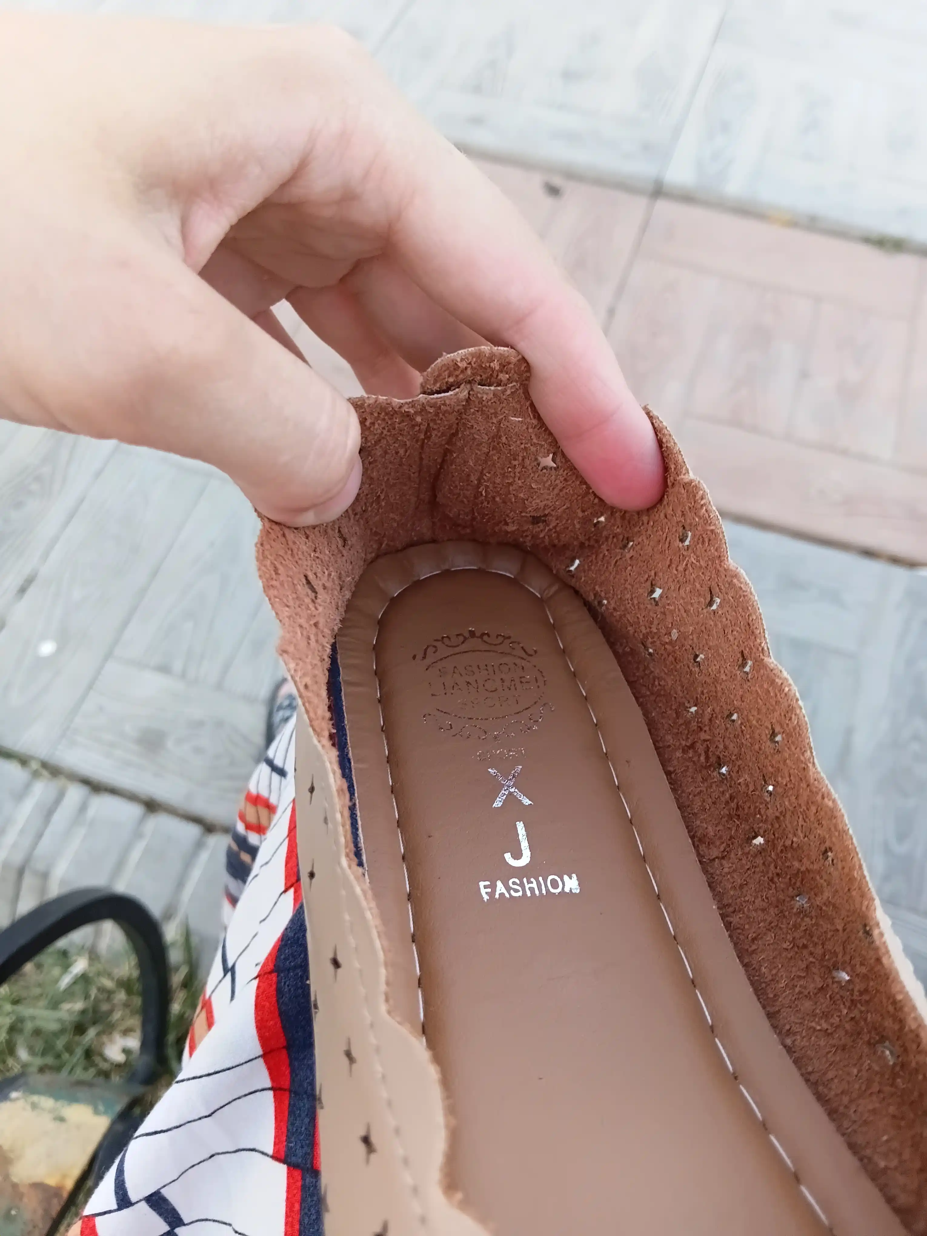 Teshilish bilan nafas oluvchi ayollar mokasinlari, eko charm