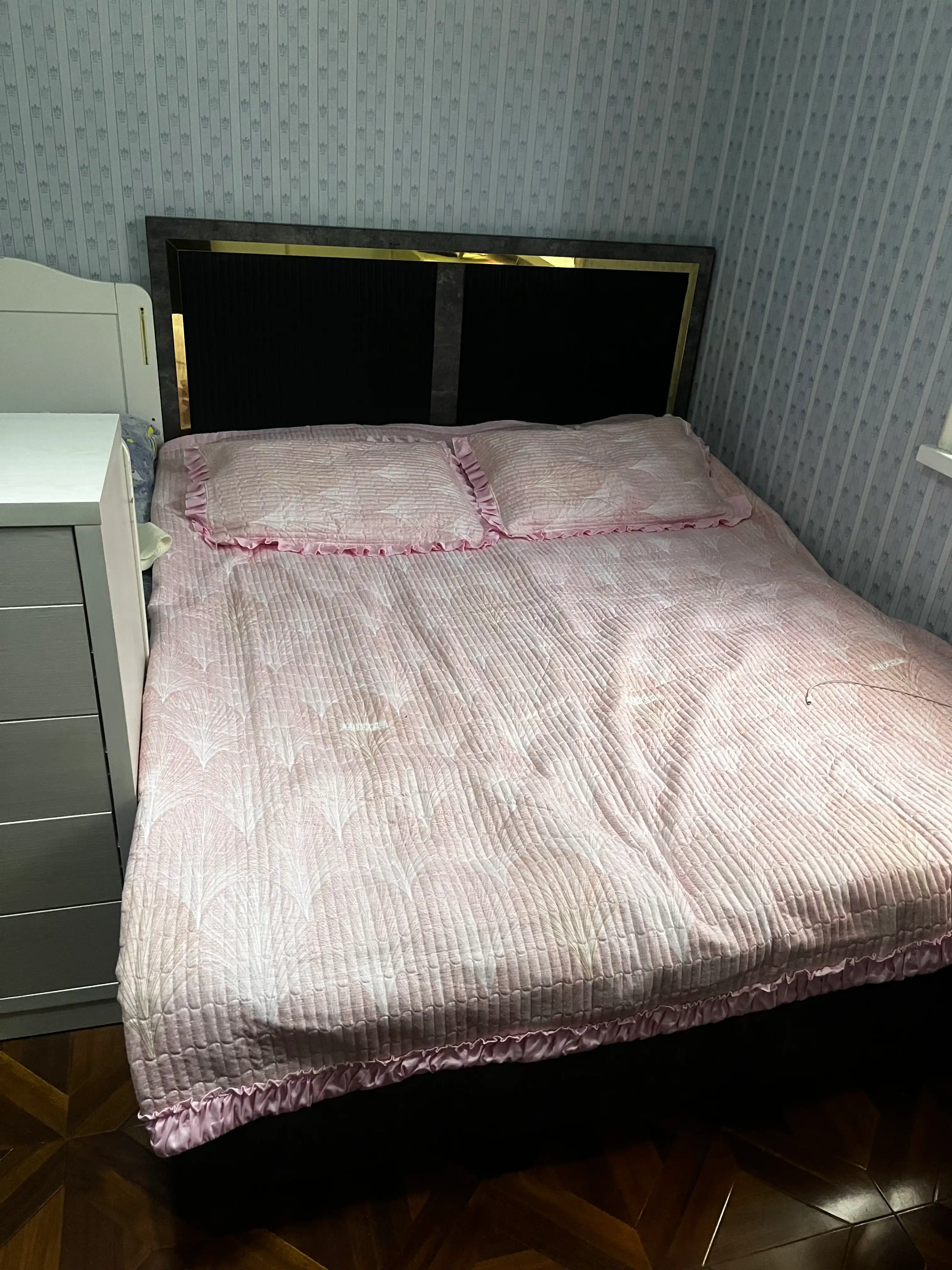 230 × 210 sm o‘lchamli, yostiq jildli, yengil va qulay yozgi adyol