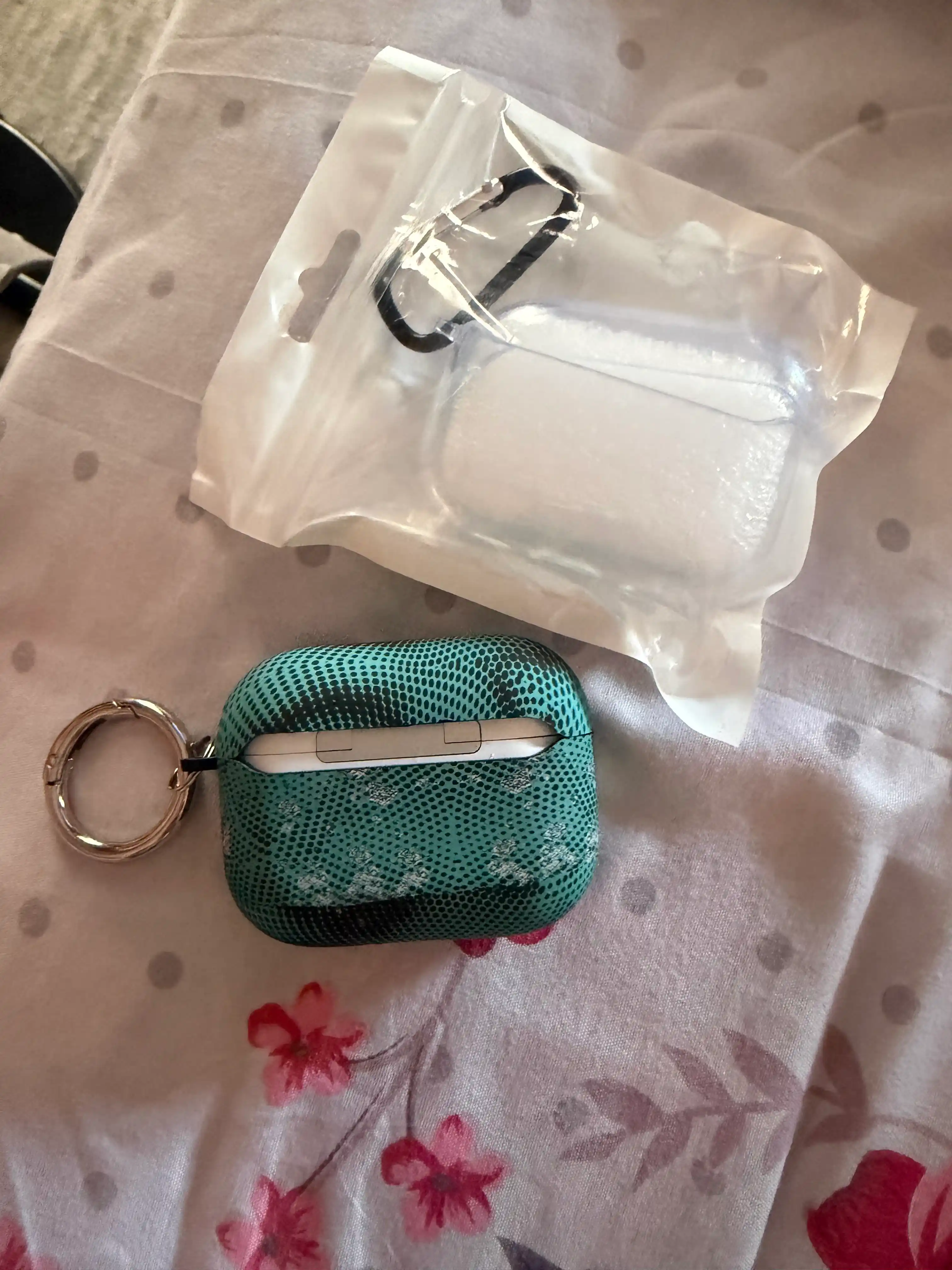 Стильный чехол для AirPods / AirPods Pro с принтом, защитный кейс с карабином
