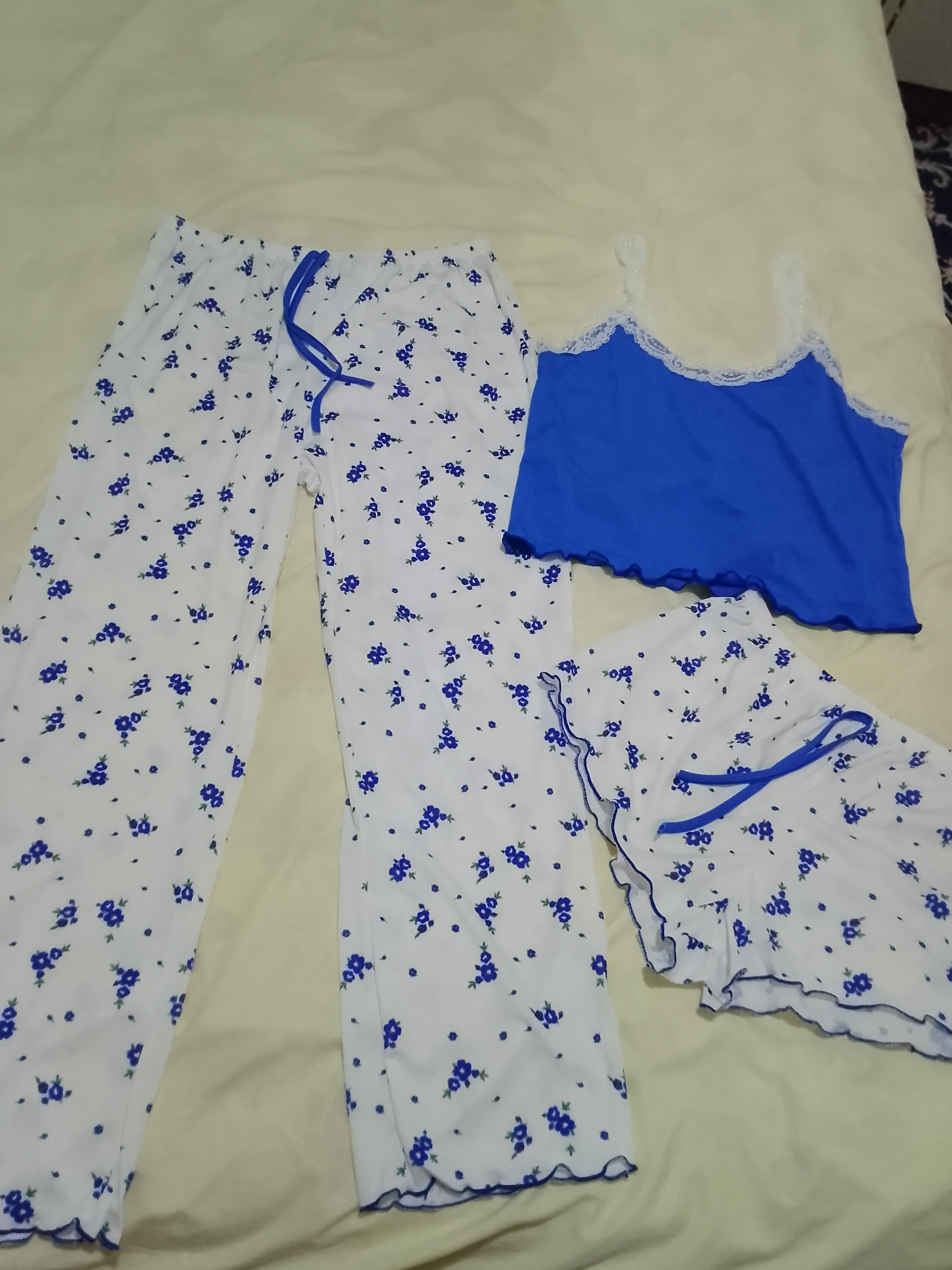Pijama ayollar uchun 3x1, ayollar uy kiyimi to‘plami, gulli troyka – top, shim va shortik