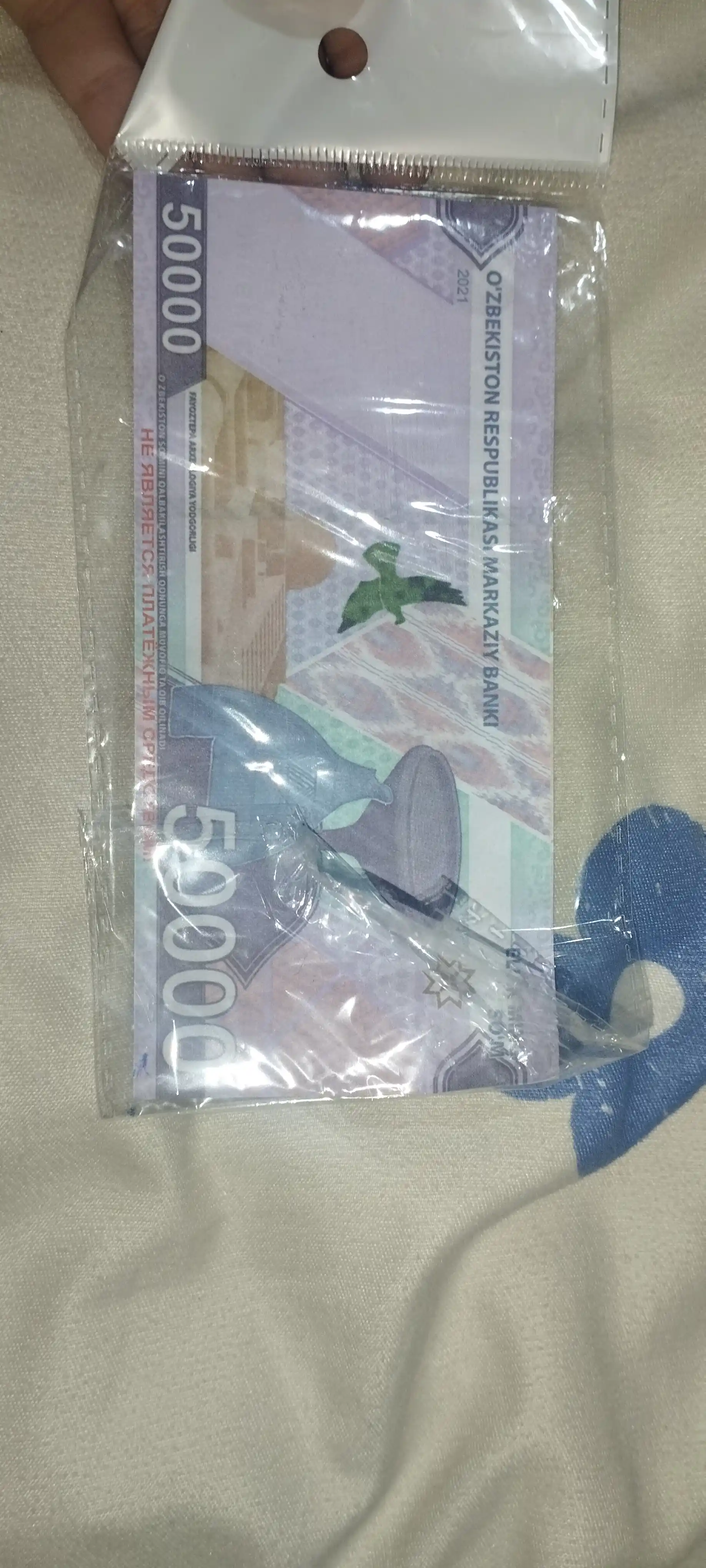 Suvenir pullar, so‘m va dollar kupyuralari, 50 ming, 100 mimg, 200 ming, 50$, 100$