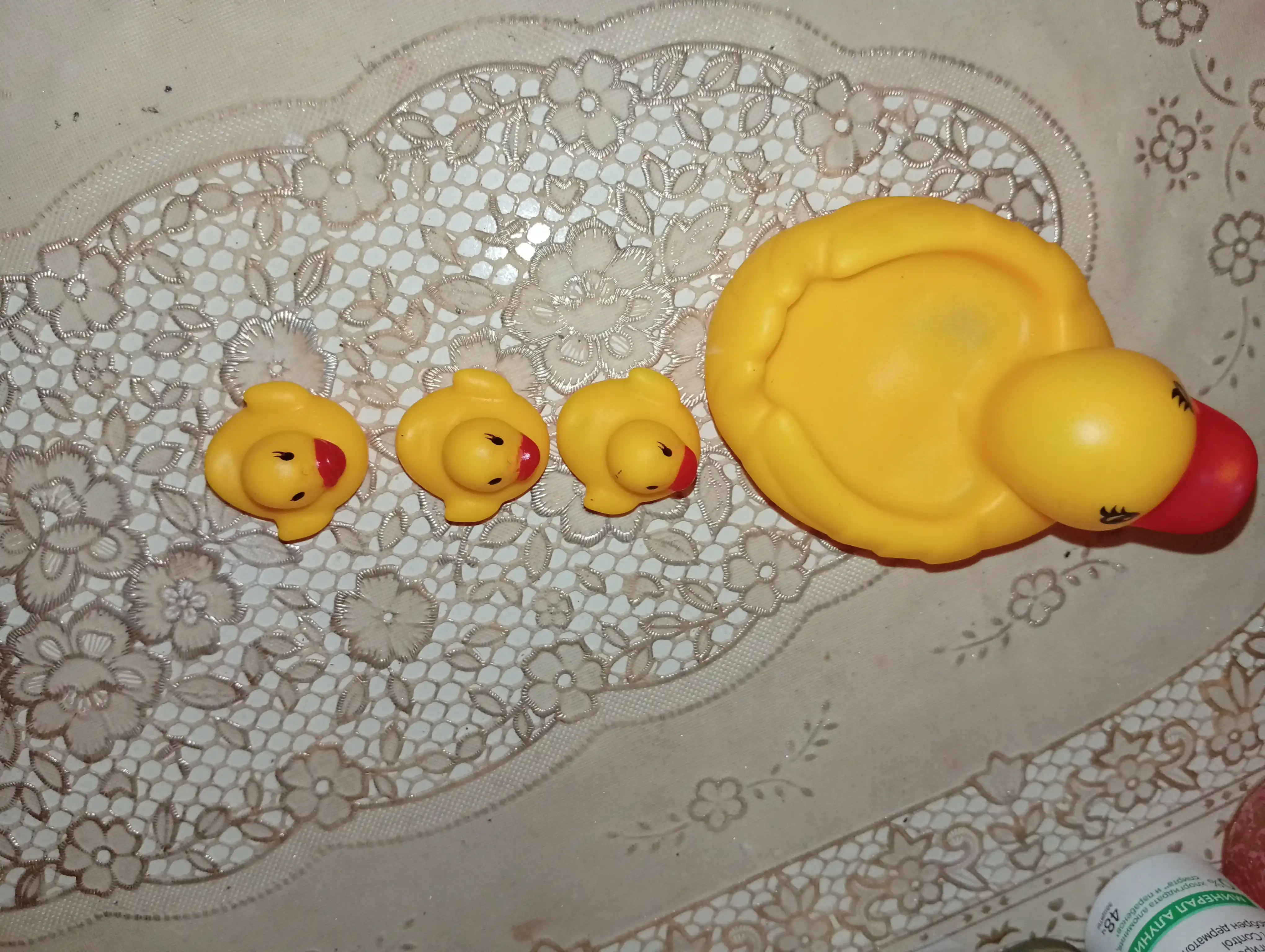 O'rdak va uning bolalari, hammom o'yinchoqlari to'plami - 4 ta o'rdak, g'ichirlaydi, suzadi, tez quriydi