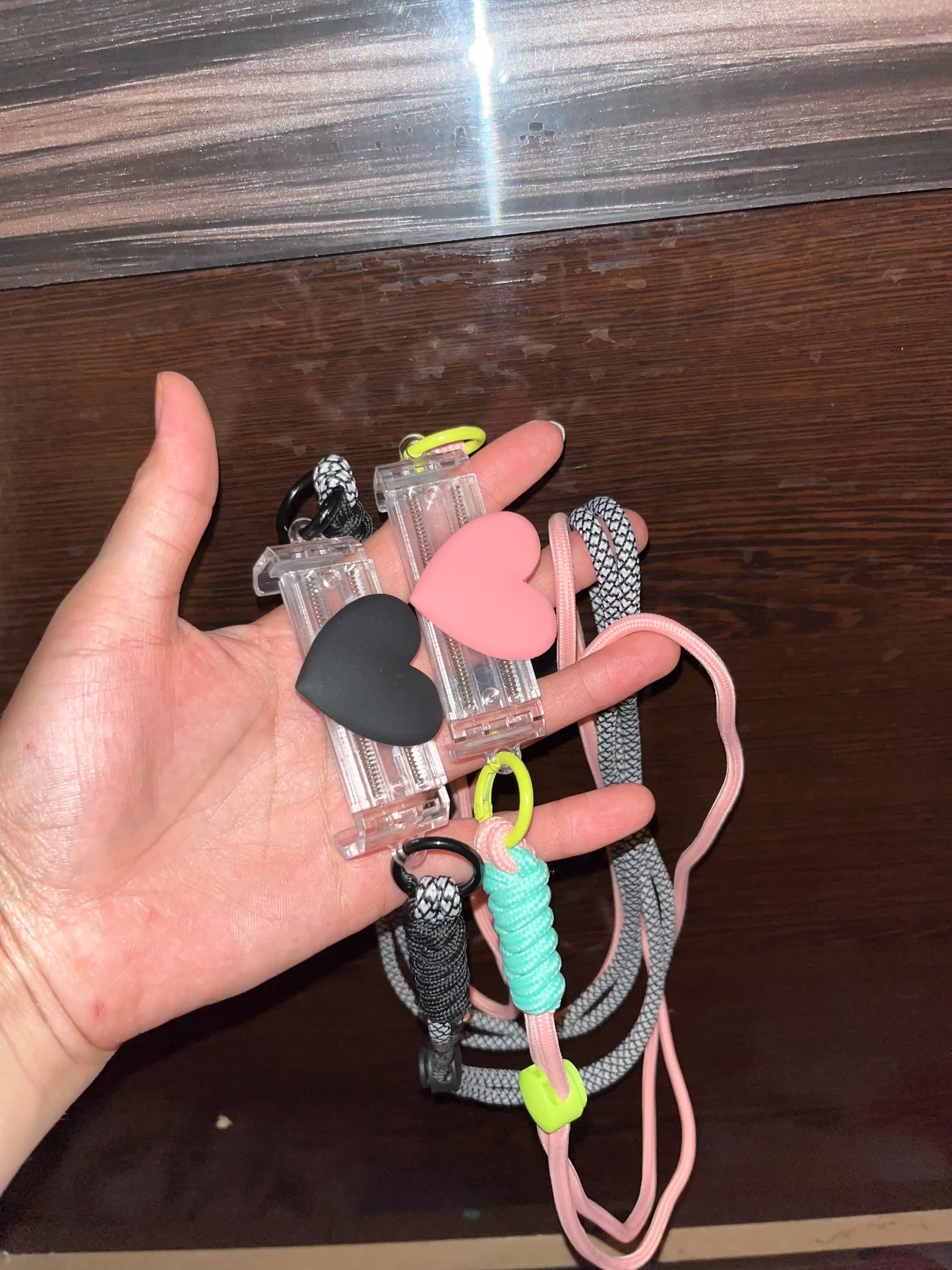 Universal bog`ich istalgan telefon uchun, ushlagich bo`yin va yelkaga, shnurok