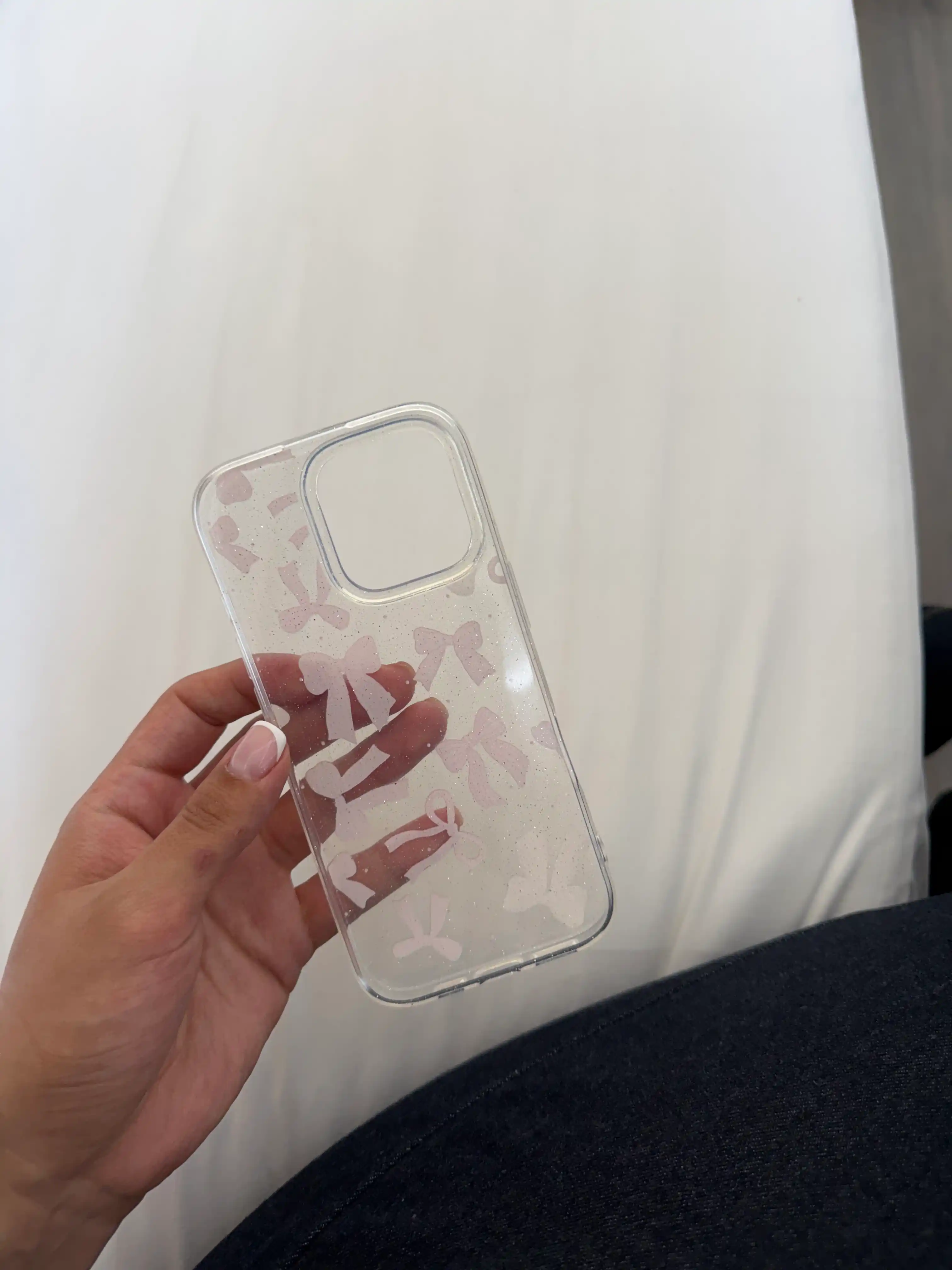 Qizchalar uchun pushti bantli iPhone g‘ilofi 11,12, 13, 14, 15, 16, 17, 17 pro, 17 pro max