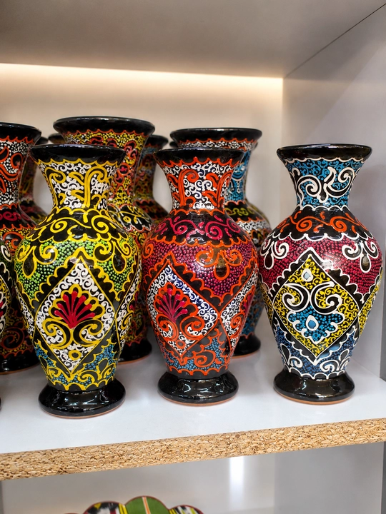 Milliy naqshli qo‘lda ishlangan dekorativ sopol vaza