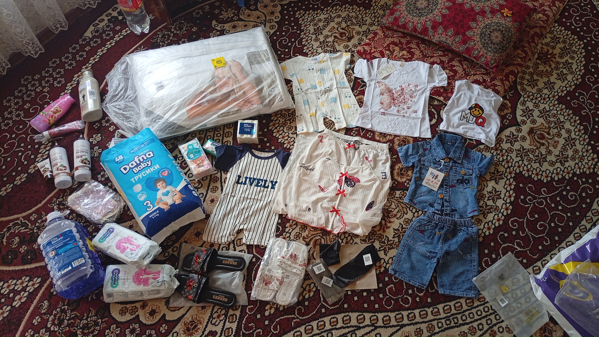 Ayollar shippagi - yozgi ochiq poyabzal, olcha shaklidagi bezakli, 36-40 o‘lchamli