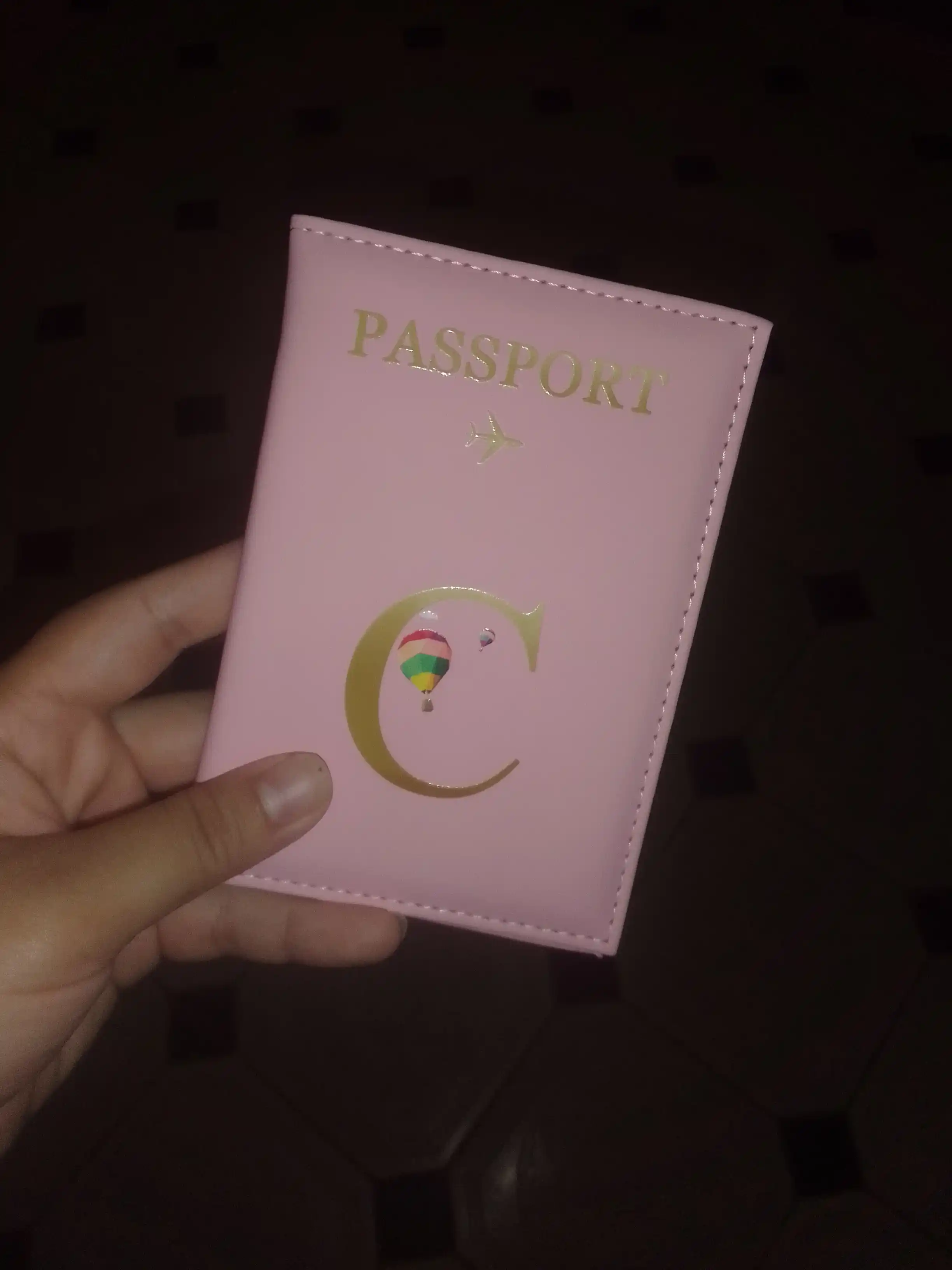 Xorijiy pasport uchun g'ilof, ismingizning bosh harfi bilan bezatilgan noyob muqova