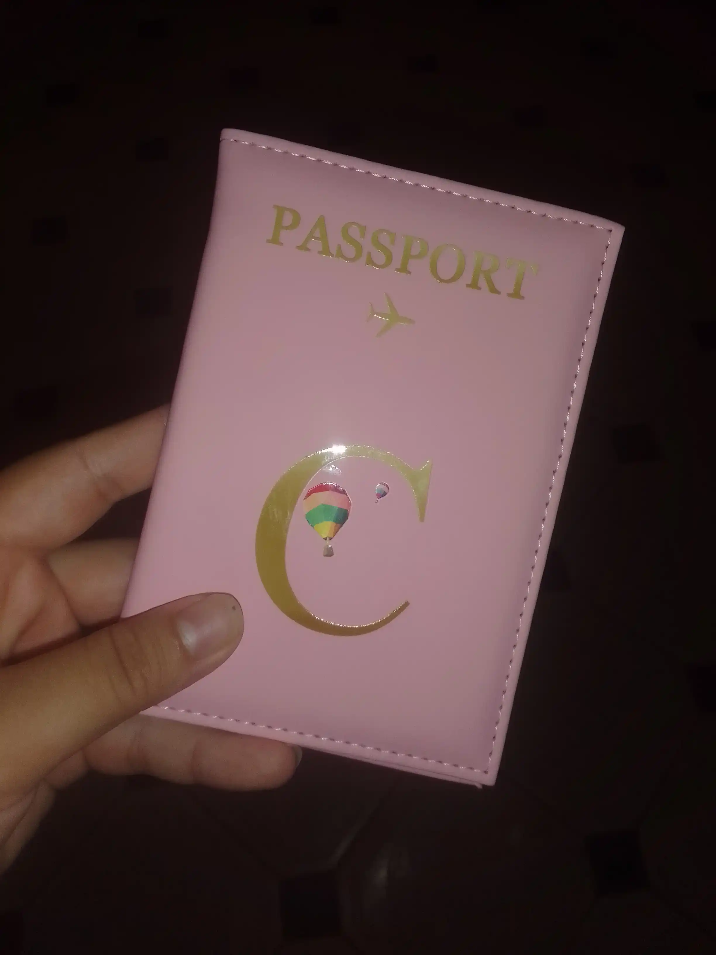 Xorijiy pasport uchun g'ilof, ismingizning bosh harfi bilan bezatilgan noyob muqova