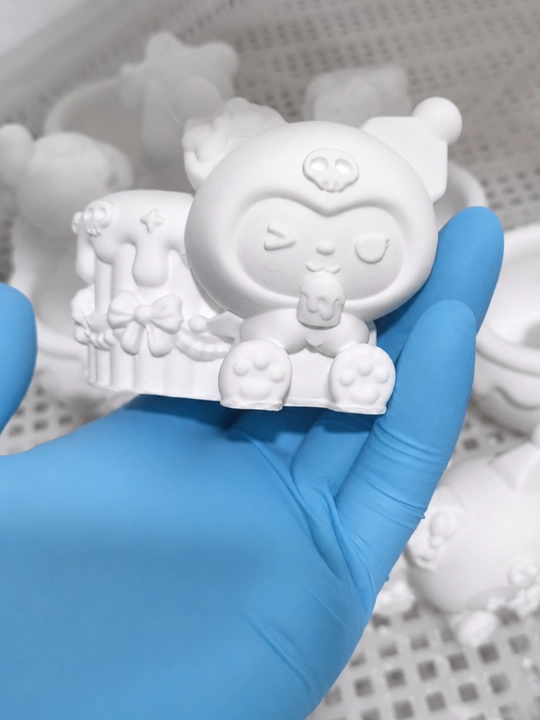DIY ijodiy to'plami: Sanrio gipsli figuralar kolleksiyasi, bo'yoqlar va mo'yqalam bilan