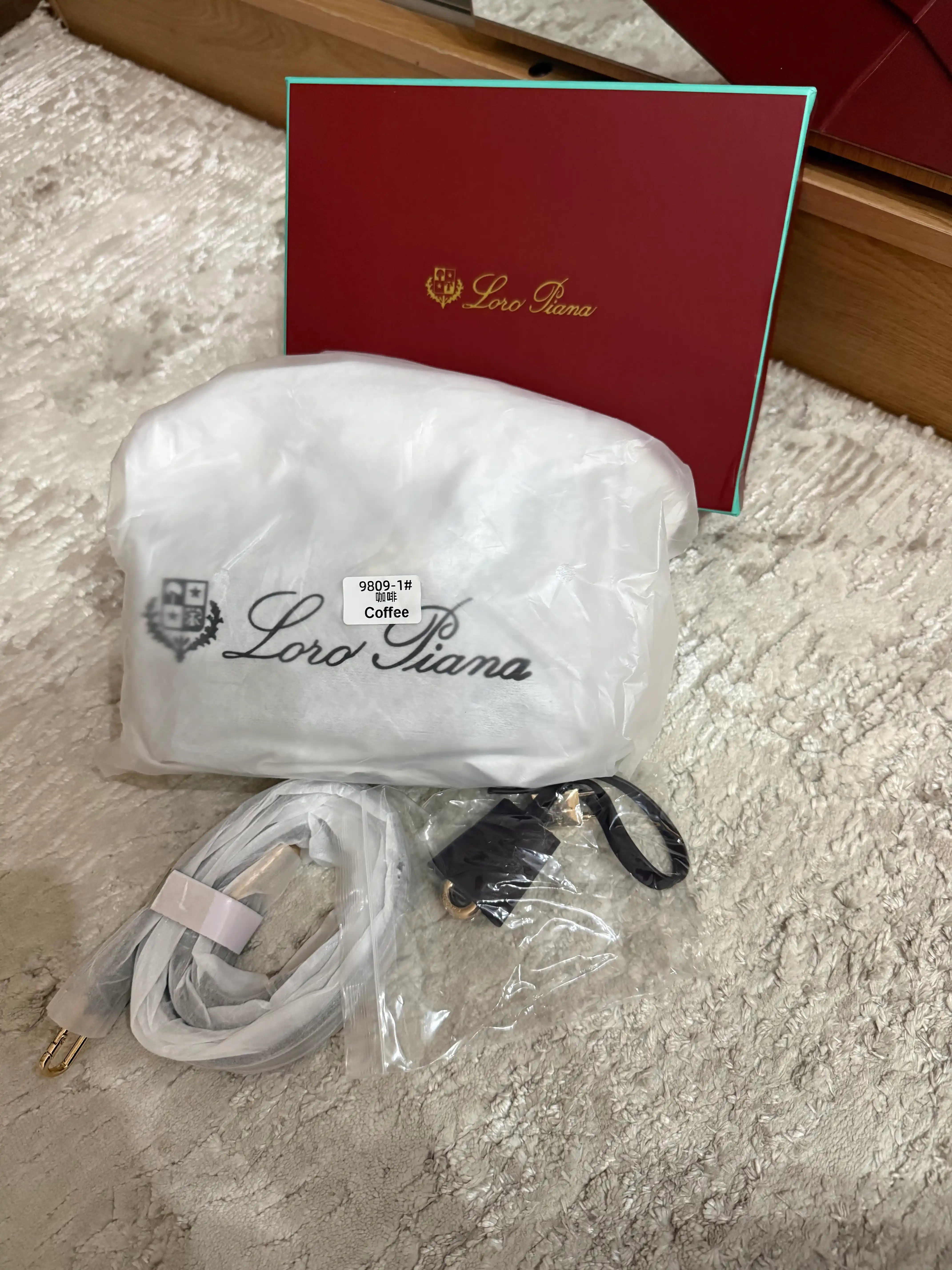 Ayollar uchun sumka Loro piano uslubida, cross-body