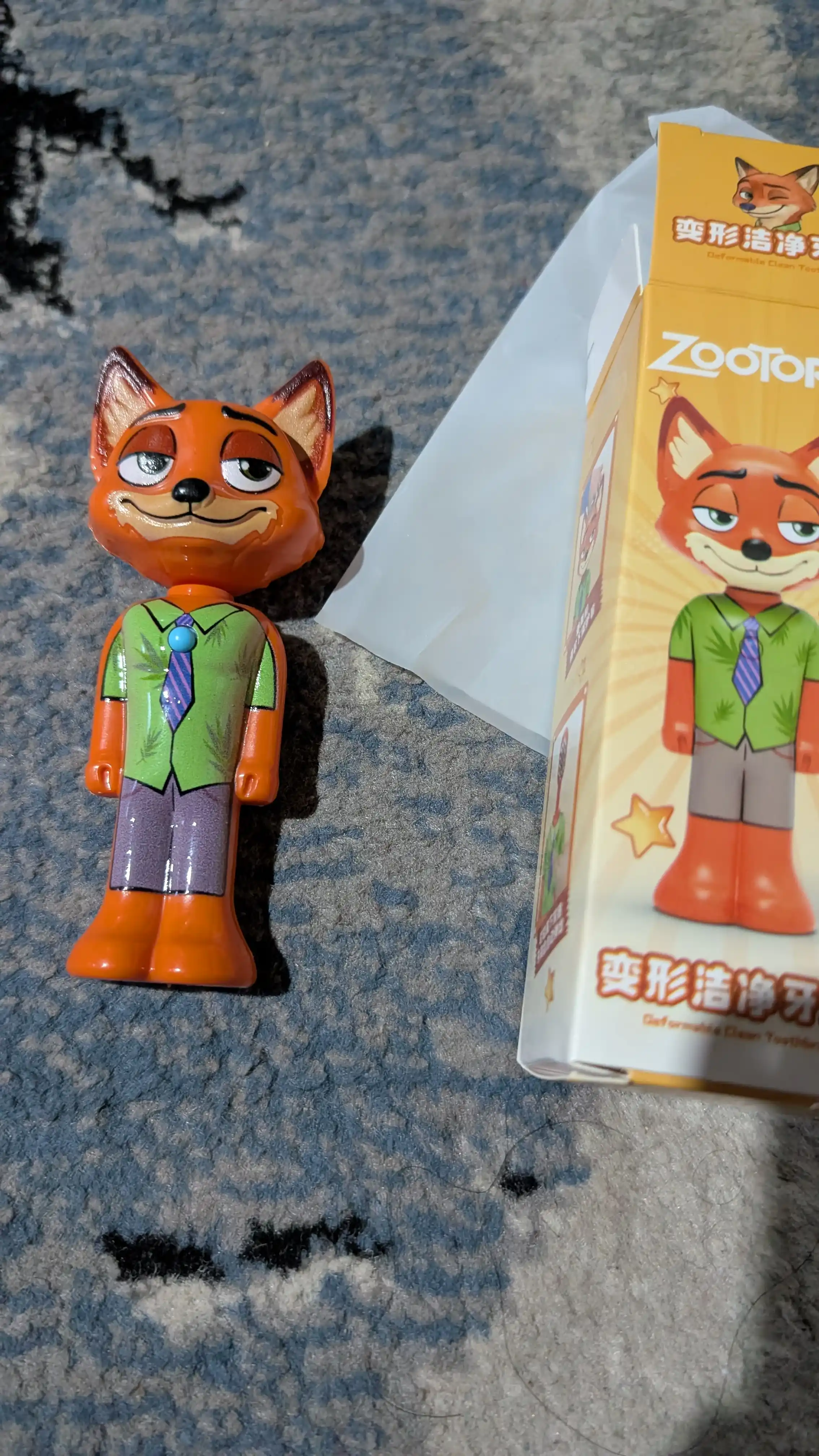 Zootopia multfilmi qahramoni ko‘rinishidagi bolalar tish cho‘tkasi