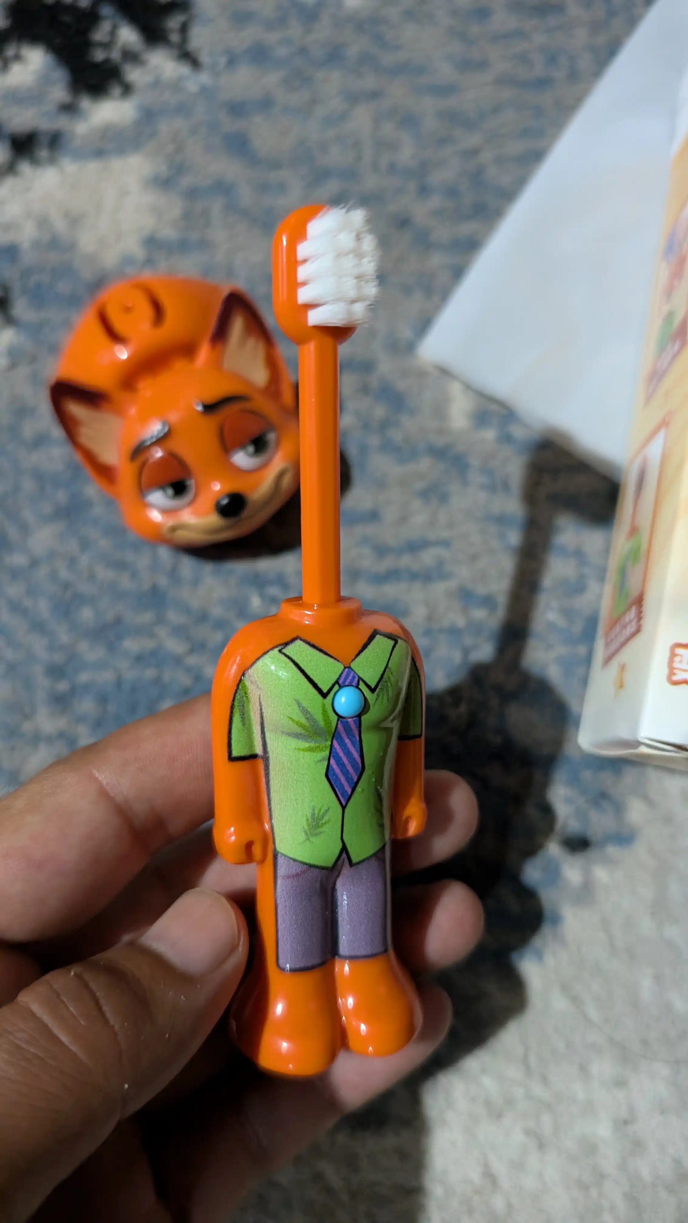 Zootopia multfilmi qahramoni ko‘rinishidagi bolalar tish cho‘tkasi