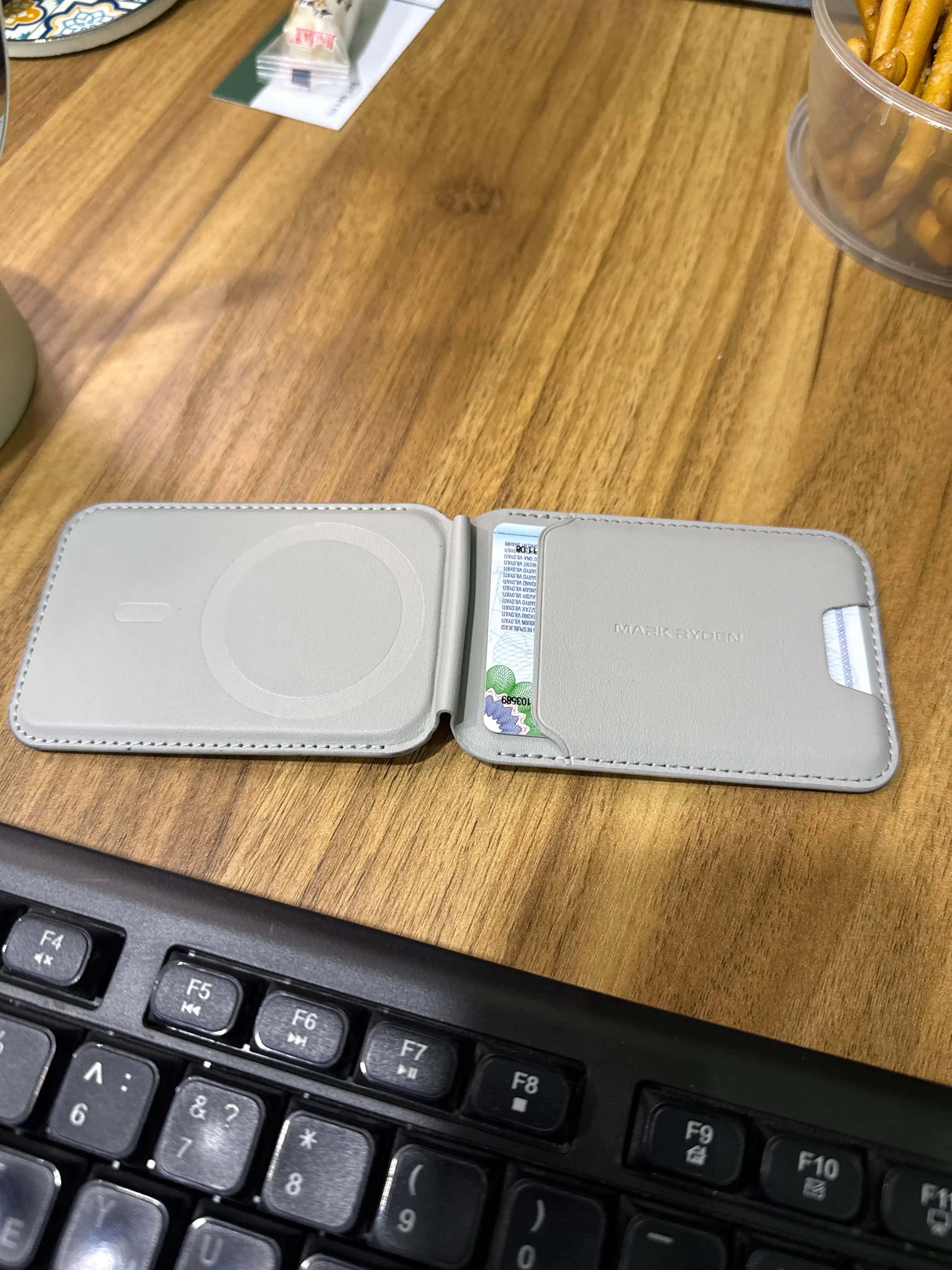 Кардхолдер Mark Ryden MR21 MagSafe для iPhone с RFID защитой