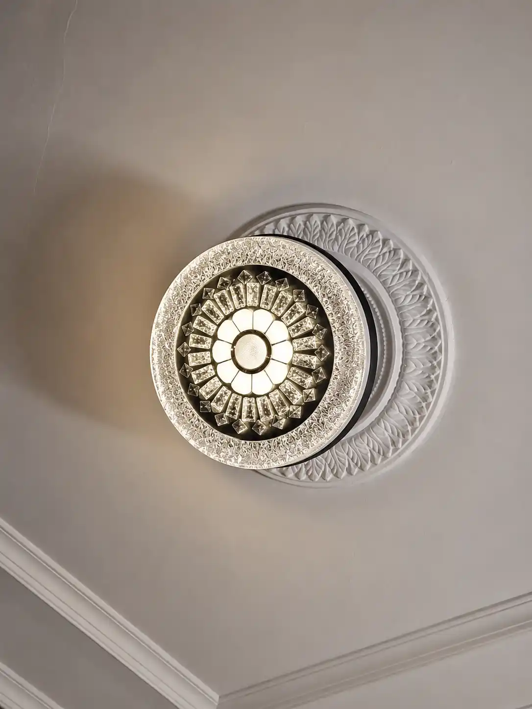 Lyustra shift ventilyatorli LED 90 sm, pultli, 3 rejim, Bluetooth kolonka qandil va lustra