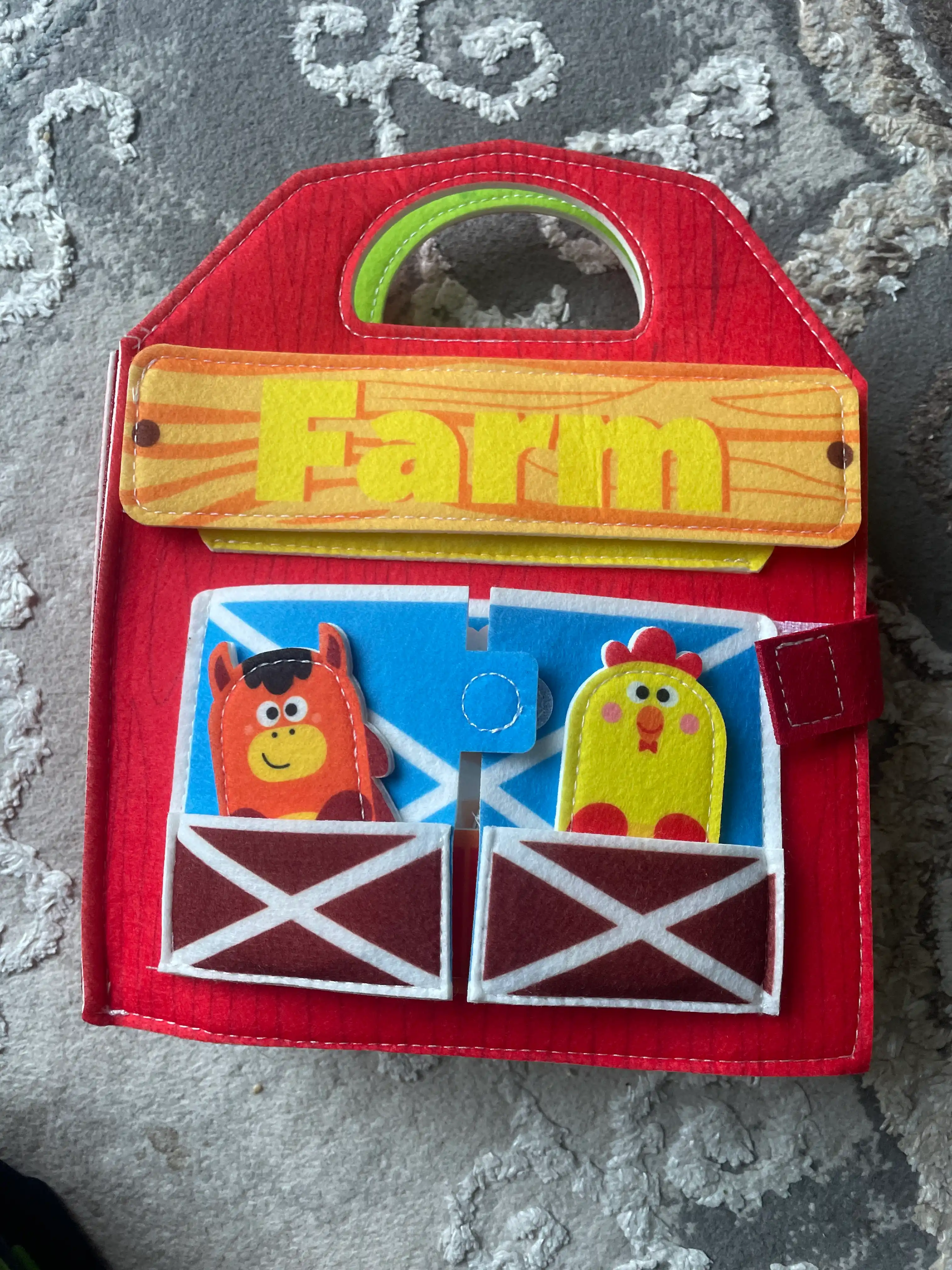 1 yoshgacha bo‘lgan bolalar uchun rivojlantiruvchi o‘yinchoq bizibord kitobchasi