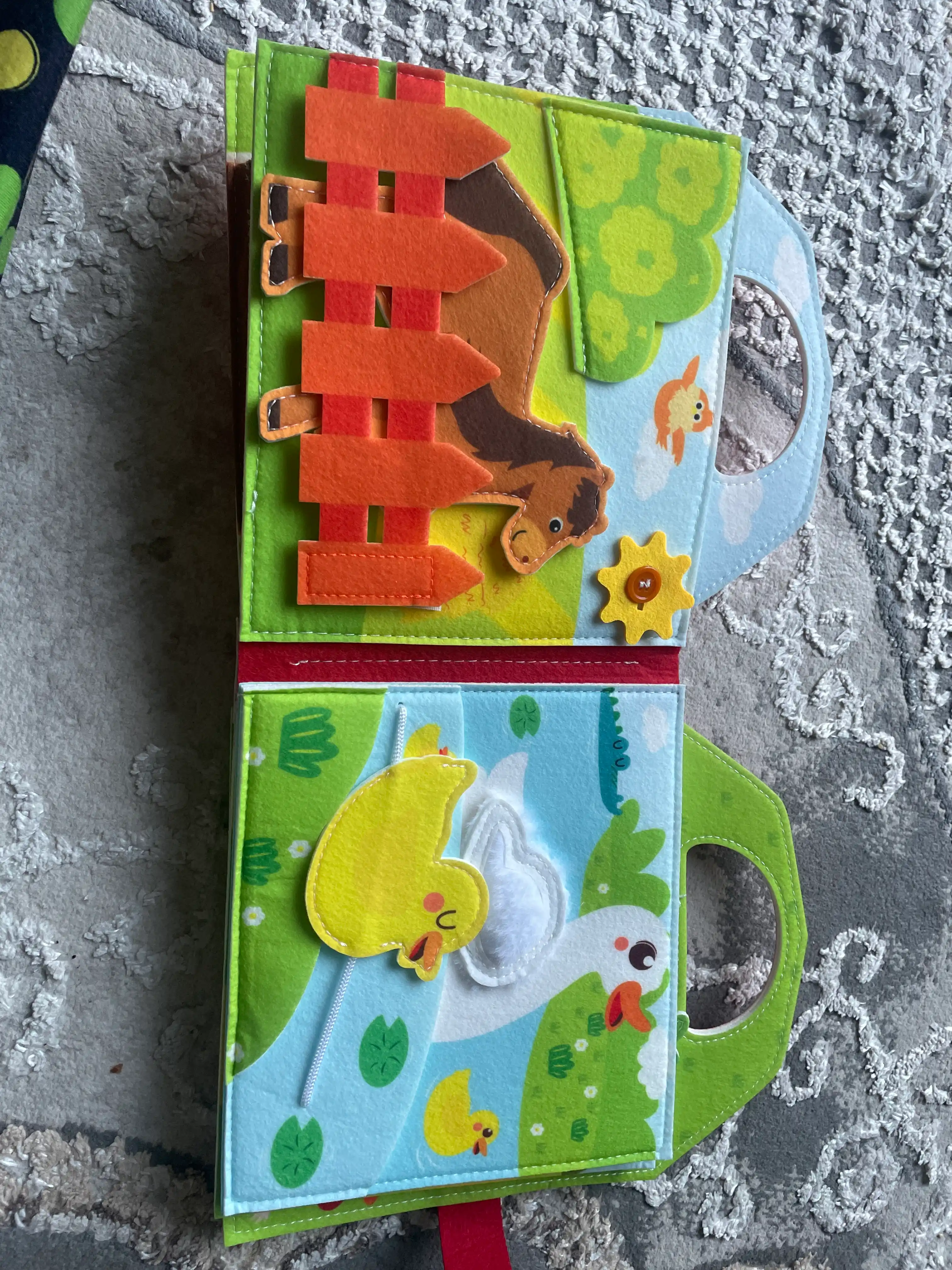 1 yoshgacha bo‘lgan bolalar uchun rivojlantiruvchi o‘yinchoq bizibord kitobchasi
