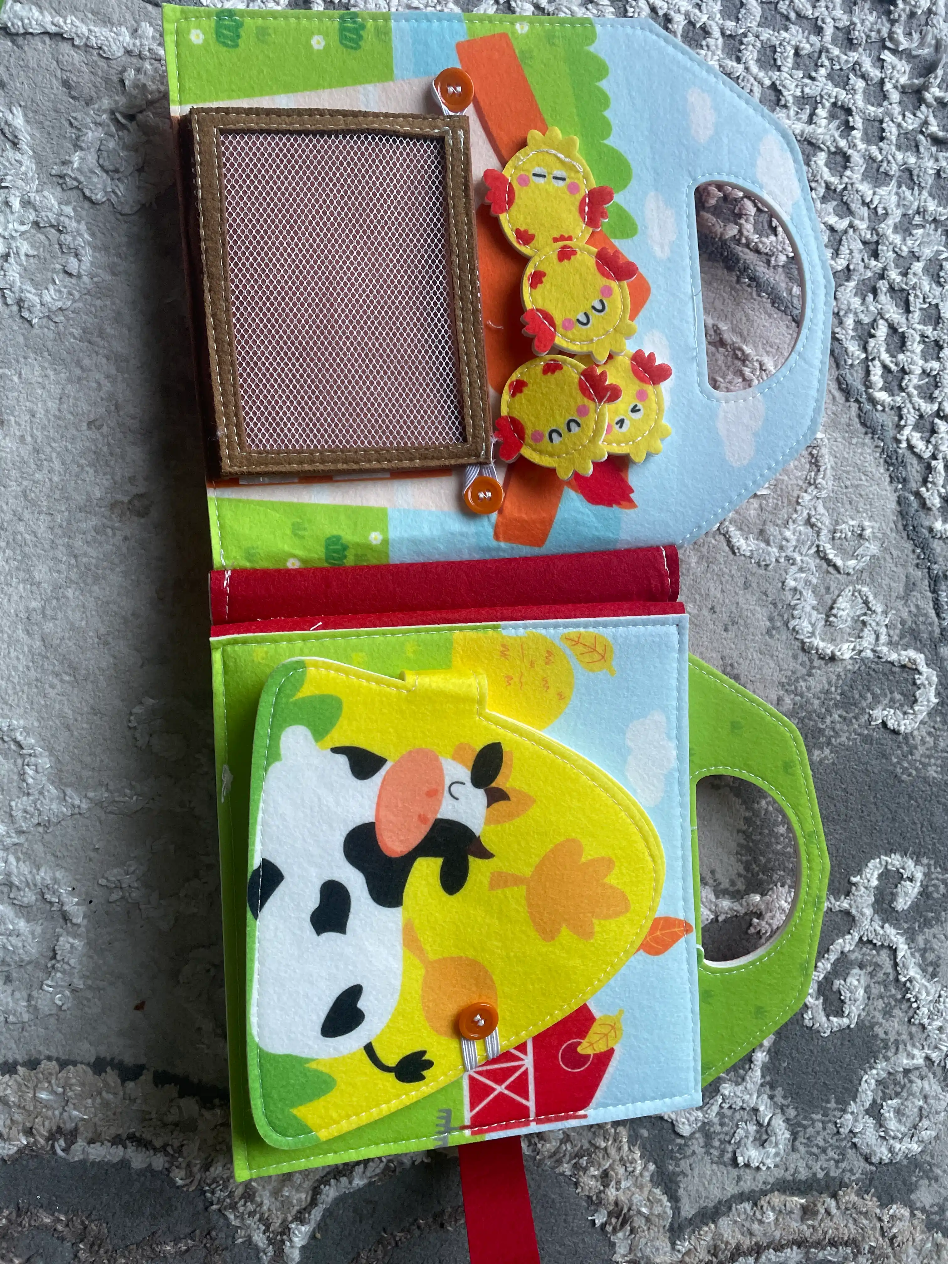 1 yoshgacha bo‘lgan bolalar uchun rivojlantiruvchi o‘yinchoq bizibord kitobchasi