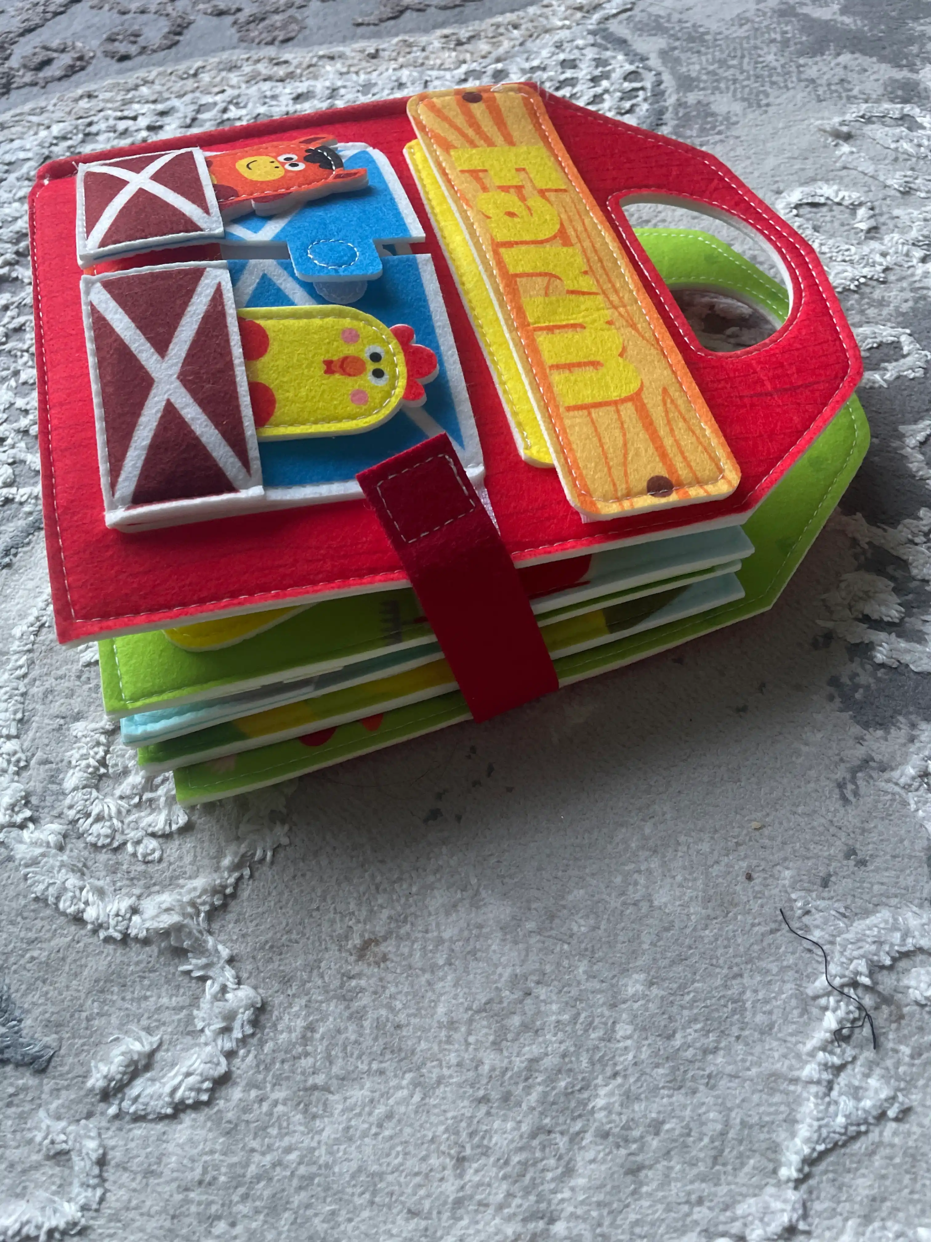 1 yoshgacha bo‘lgan bolalar uchun rivojlantiruvchi o‘yinchoq bizibord kitobchasi