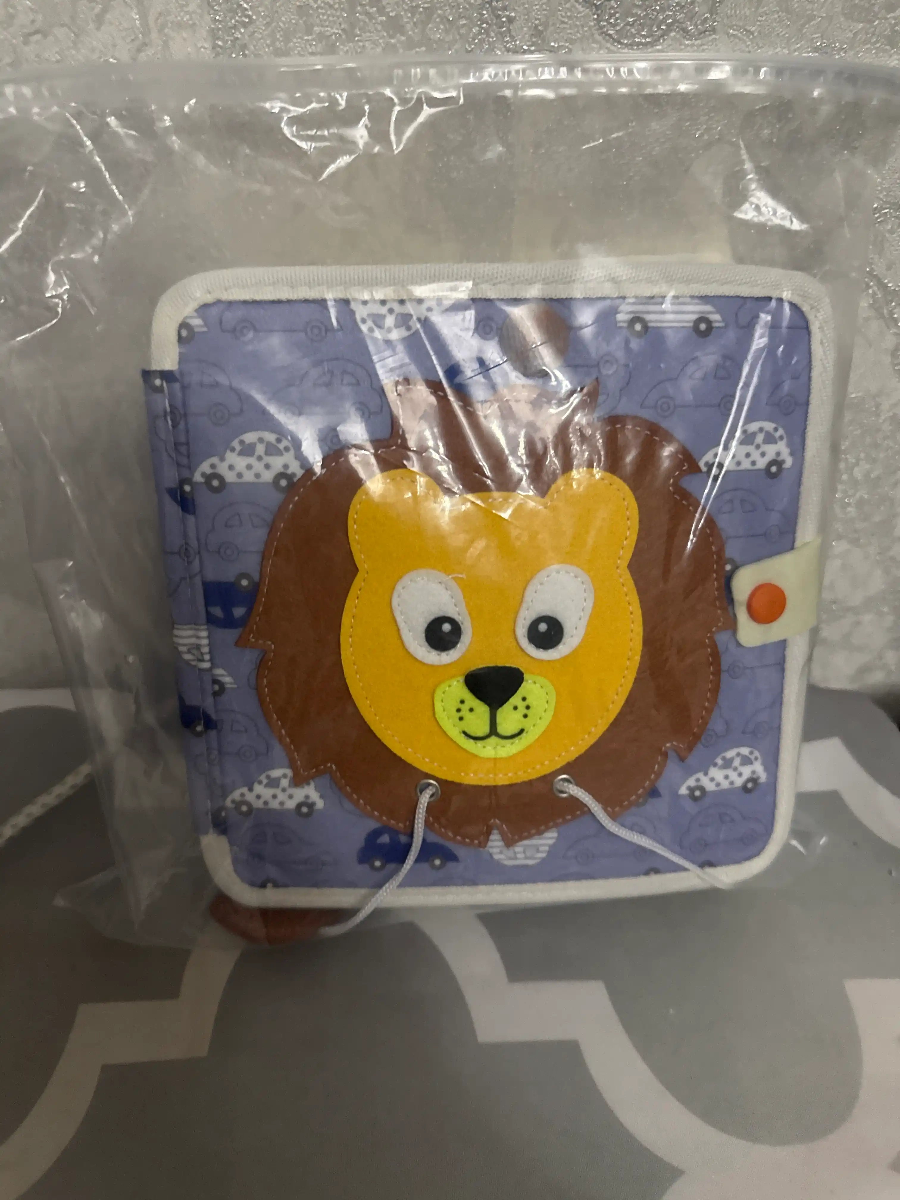 1 yoshgacha bo‘lgan bolalar uchun rivojlantiruvchi o‘yinchoq bizibord kitobchasi