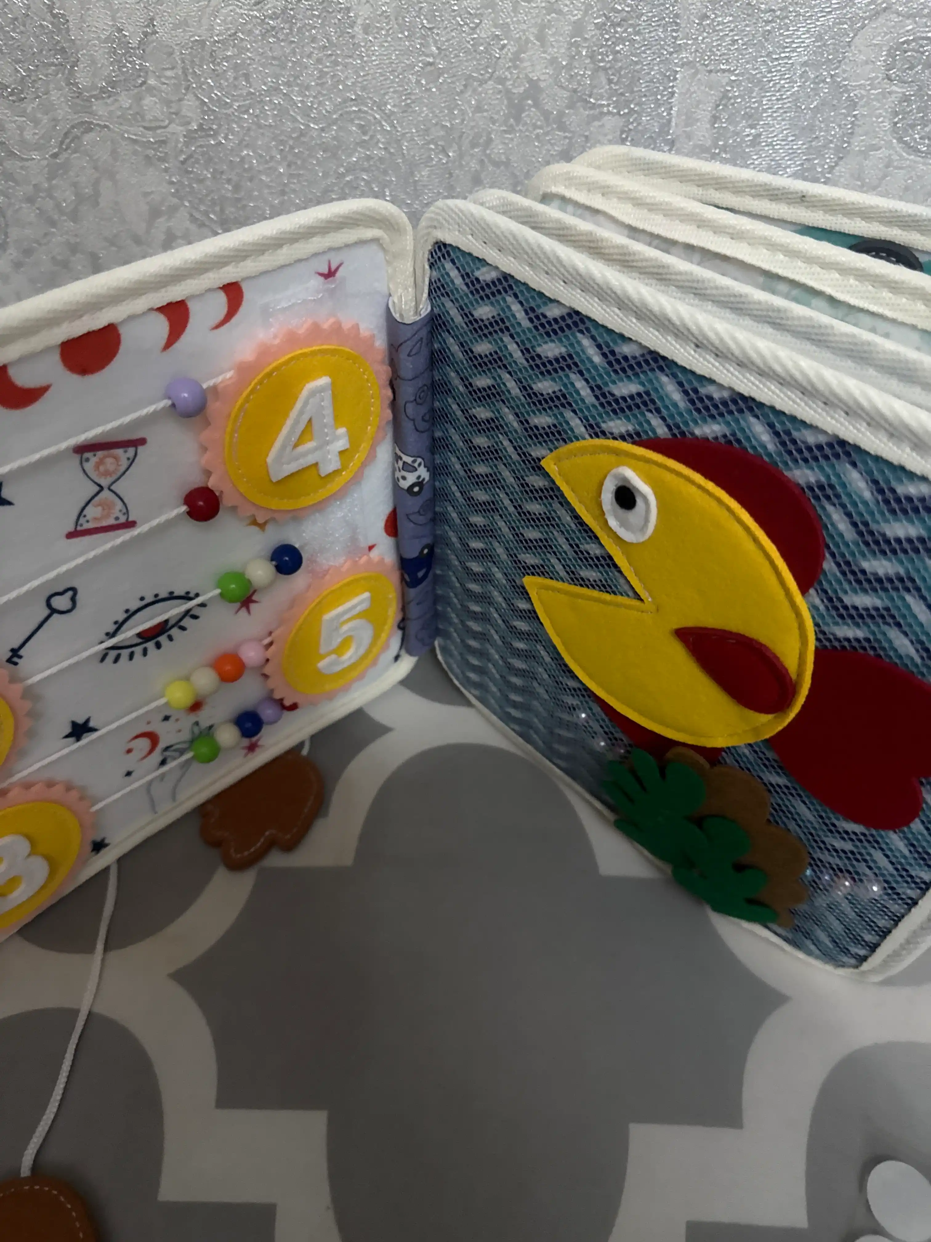 1 yoshgacha bo‘lgan bolalar uchun rivojlantiruvchi o‘yinchoq bizibord kitobchasi