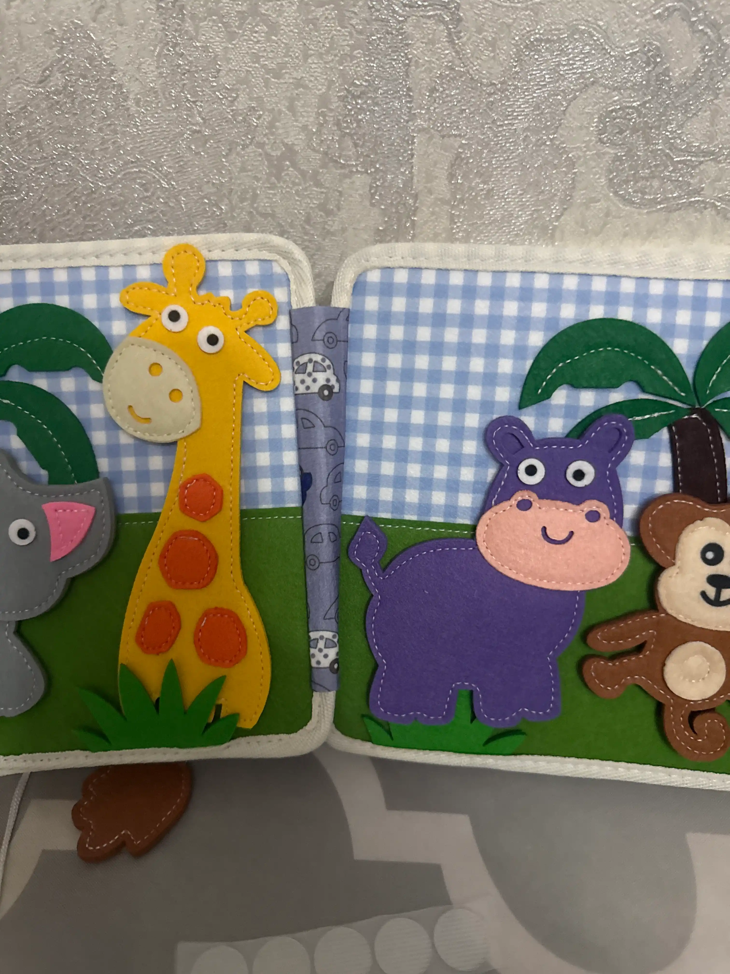 1 yoshgacha bo‘lgan bolalar uchun rivojlantiruvchi o‘yinchoq bizibord kitobchasi