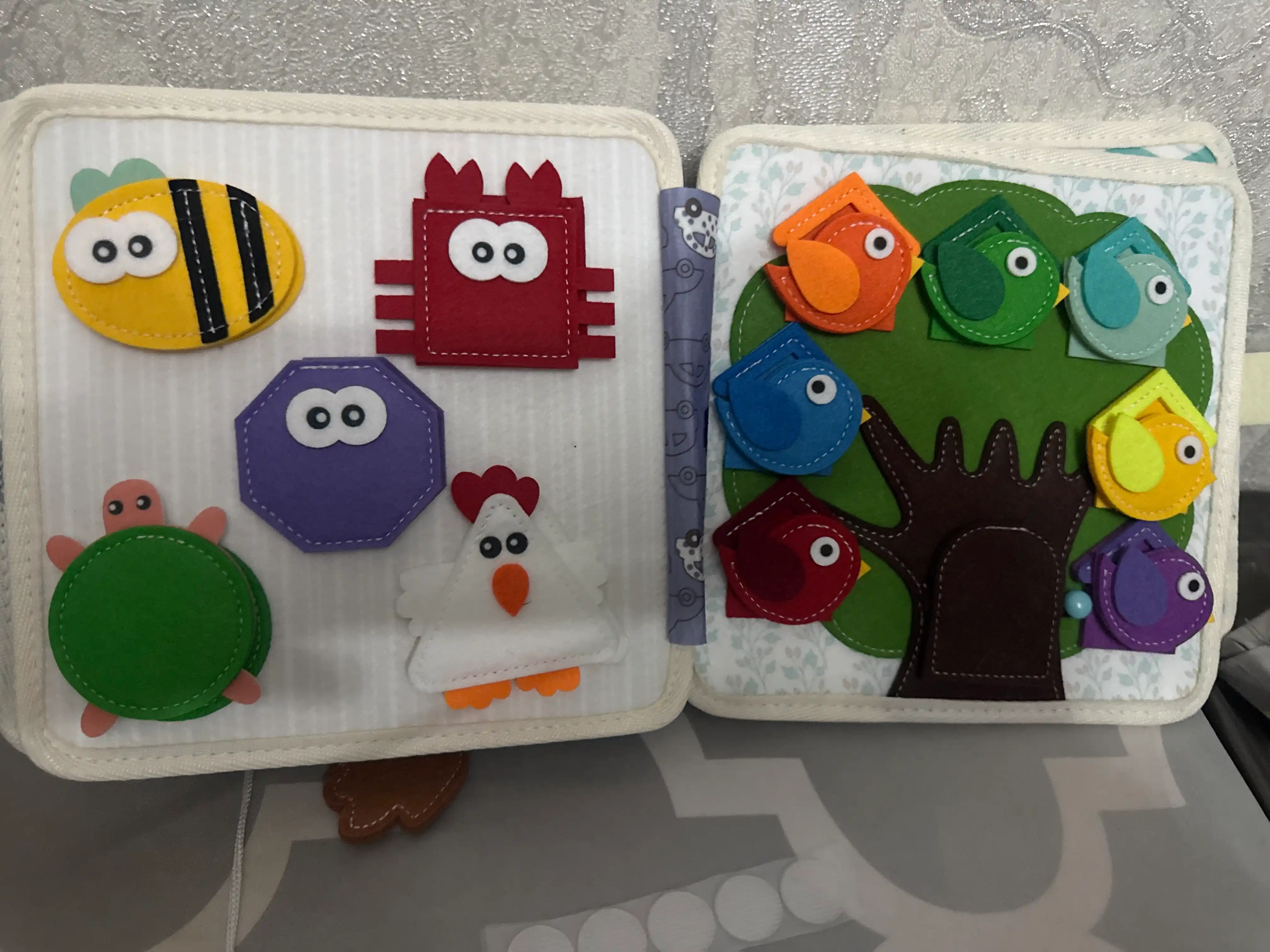 1 yoshgacha bo‘lgan bolalar uchun rivojlantiruvchi o‘yinchoq bizibord kitobchasi
