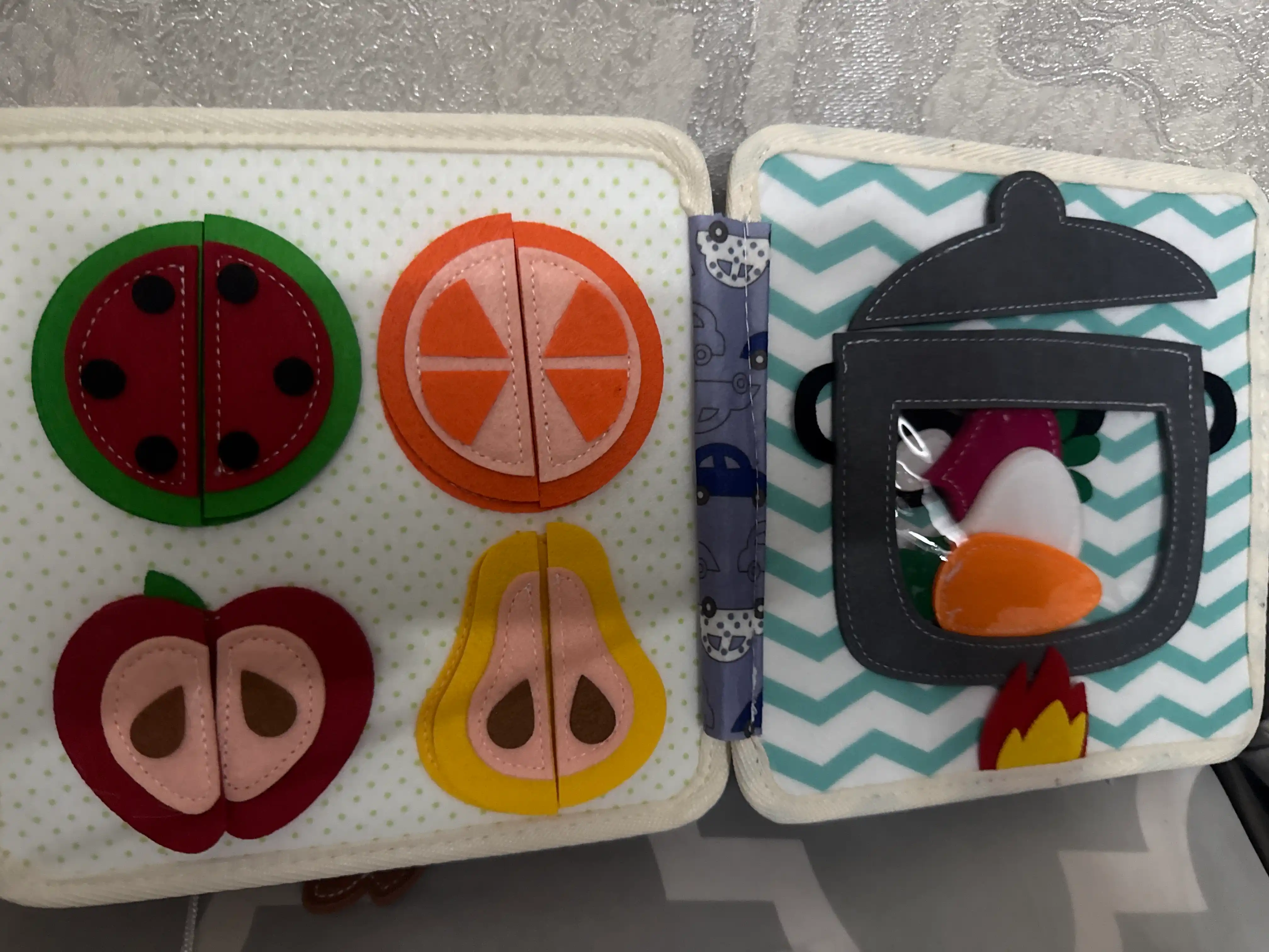 1 yoshgacha bo‘lgan bolalar uchun rivojlantiruvchi o‘yinchoq bizibord kitobchasi