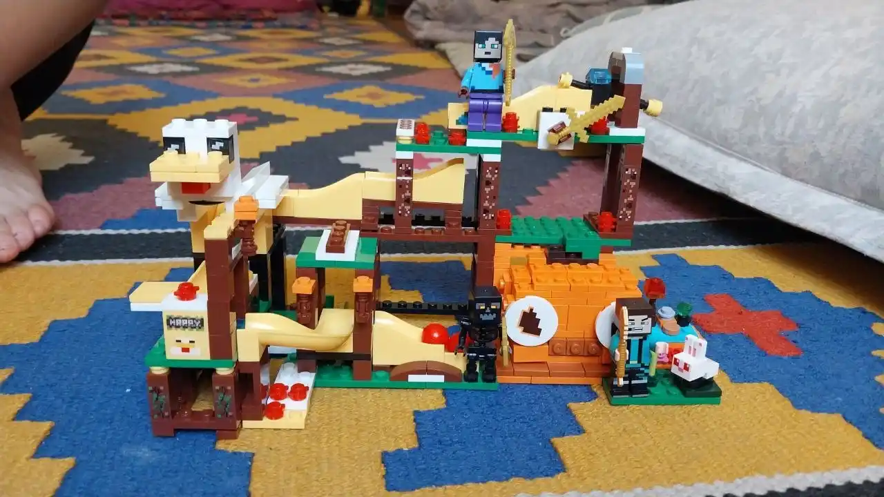 Конструктор MyWorld (в стиле Minecraft) – 551 деталь, развивающая игра