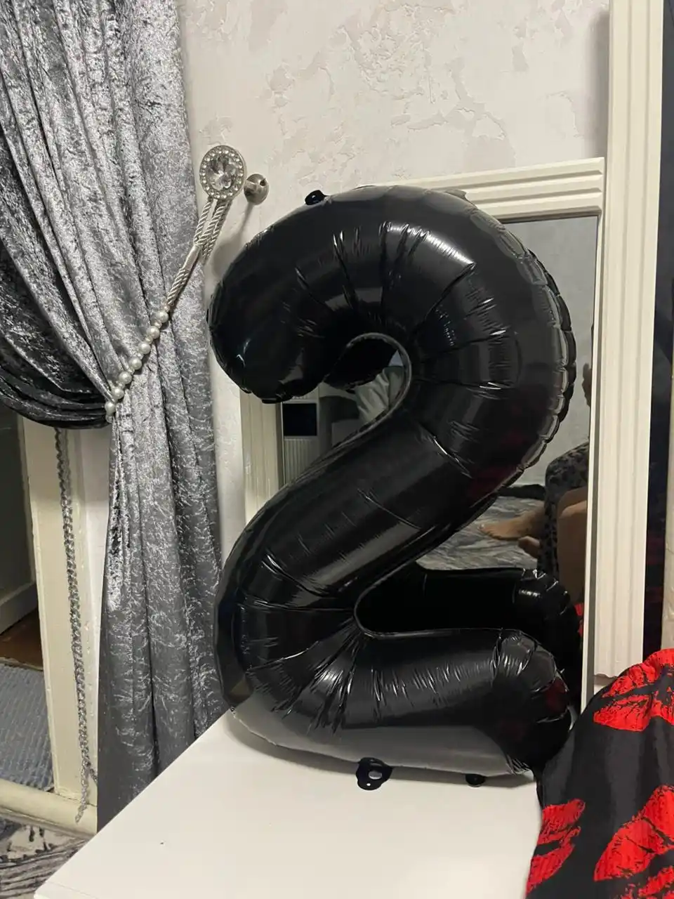 Shar raqam Katta, 32D, 81 sm, qora va kok rangda, bantiklar bilan, bayram uchun