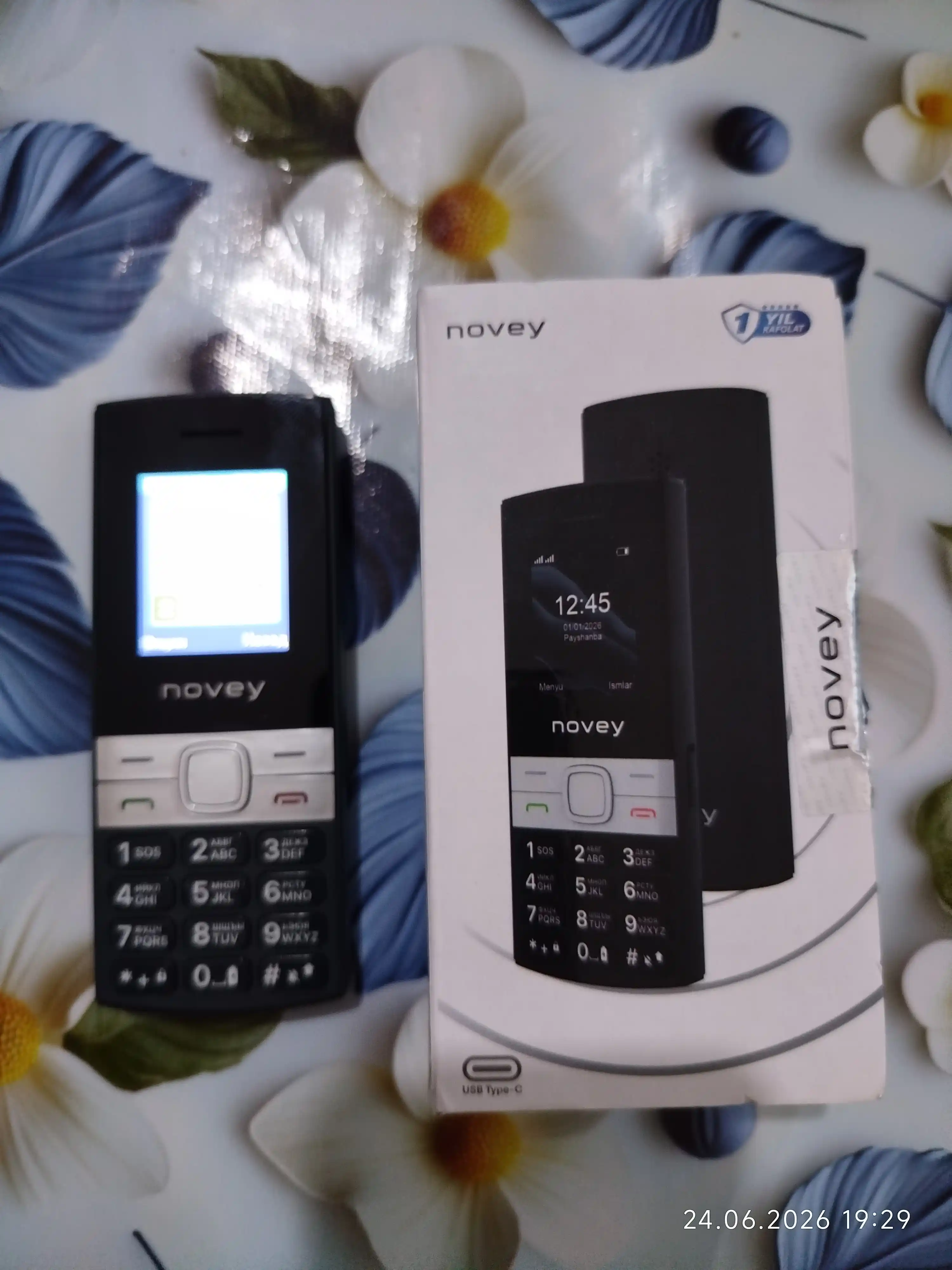 Novey 130 knopkali telefon, ingichka korpus, kamerasiz, 2 SIM