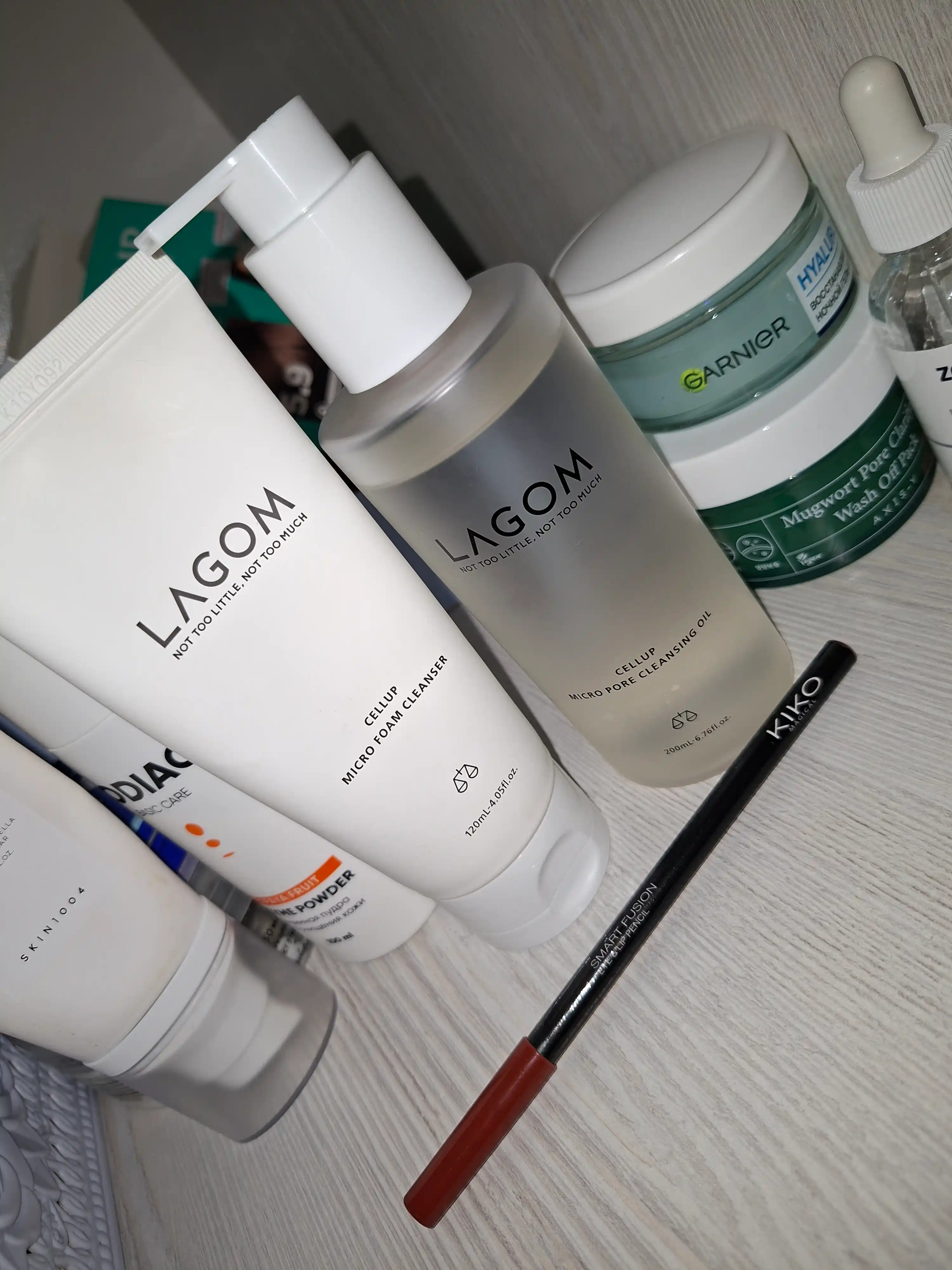 Yuzni yuvish va makiyajni olish uchun gidrofil moy Lagom Cellup Micro Pore Cleansing Oil