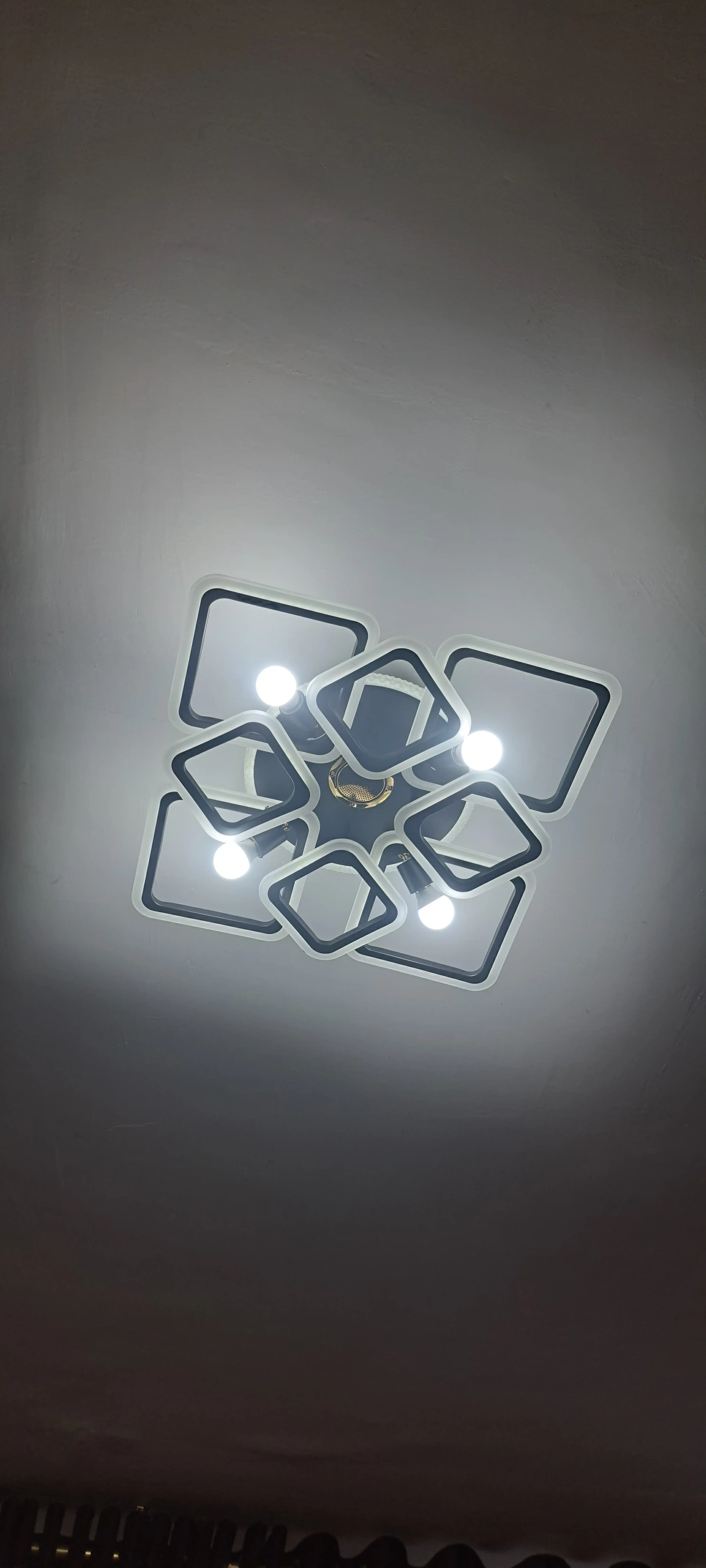 Zamonaviy shift LED lyustra, 4 ta patron, 5 ta yoritish rejimi, 25 m² gacha yoritish